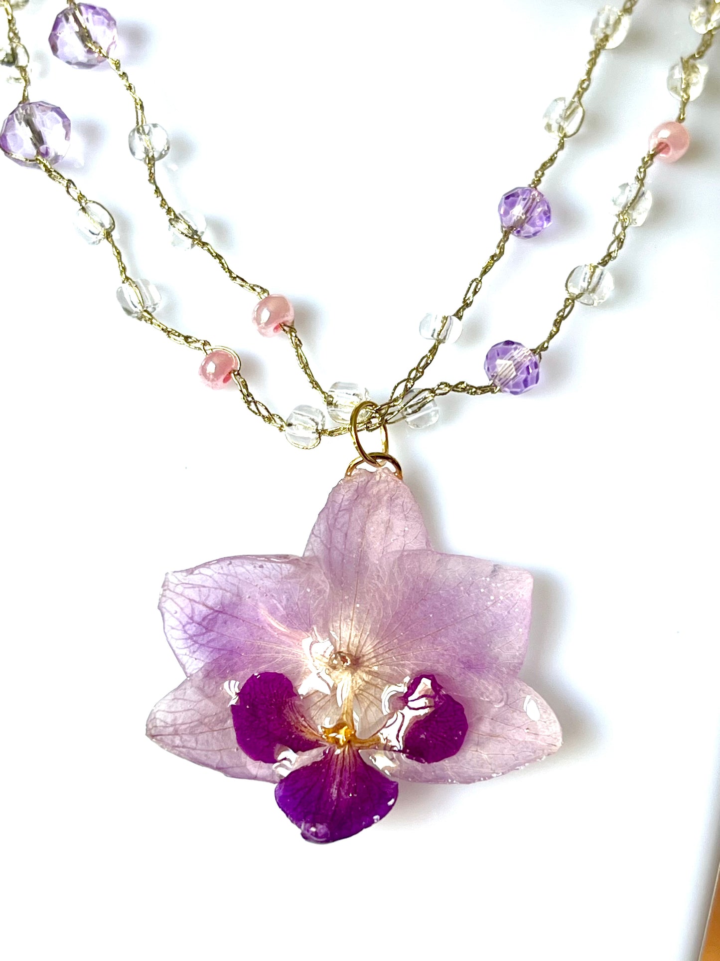 Collier au crochet & fleur naturelle d’orchidée