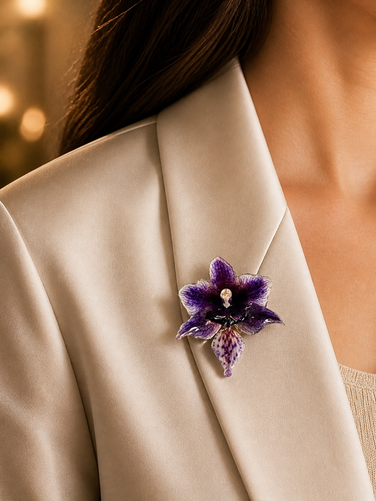 🌸 Pin’s Mini Orchidée Naturelle – Bijou Floral Unique