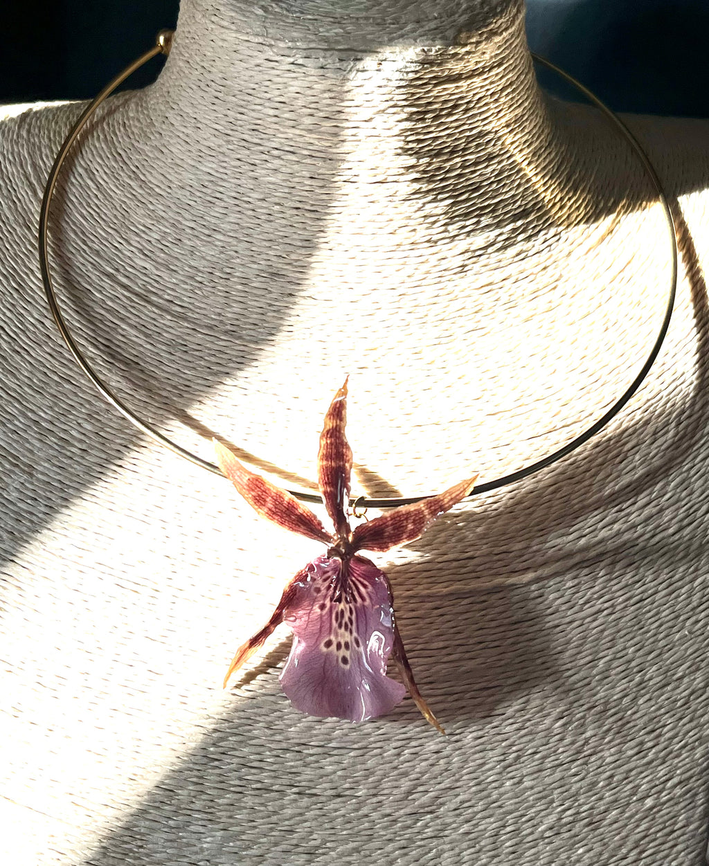 Collier Orchidée Araignée Éternelle – Fleur naturelle résinée