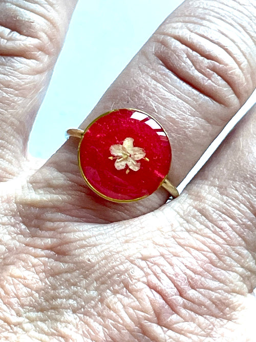 Bague Fleur de Sureau fond rouge - Aux fleurs de Chloé Bague Fleur de Sureau fond rouge Bague Bague