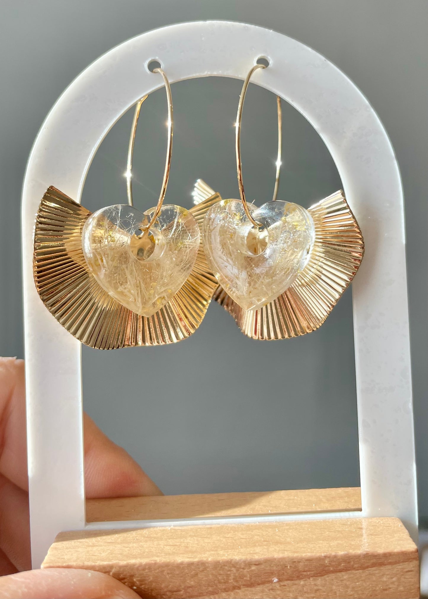 Boucles d’oreilles dorées cœurs de pampa - Aux fleurs de Chloé Boucles d’oreilles dorées cœurs de pampa Boucles d’oreilles Boucles d’oreilles