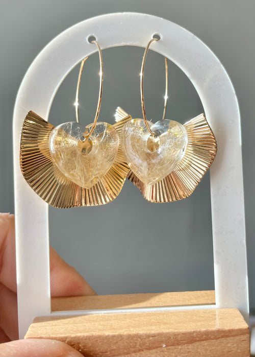 Boucles d’oreilles dorées cœurs de pampa - Aux fleurs de Chloé Boucles d’oreilles dorées cœurs de pampa Boucles d’oreilles Boucles d’oreilles