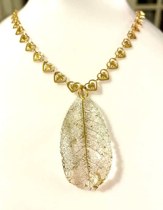 Collier dentelle végétale de Magnolia petits cœurs