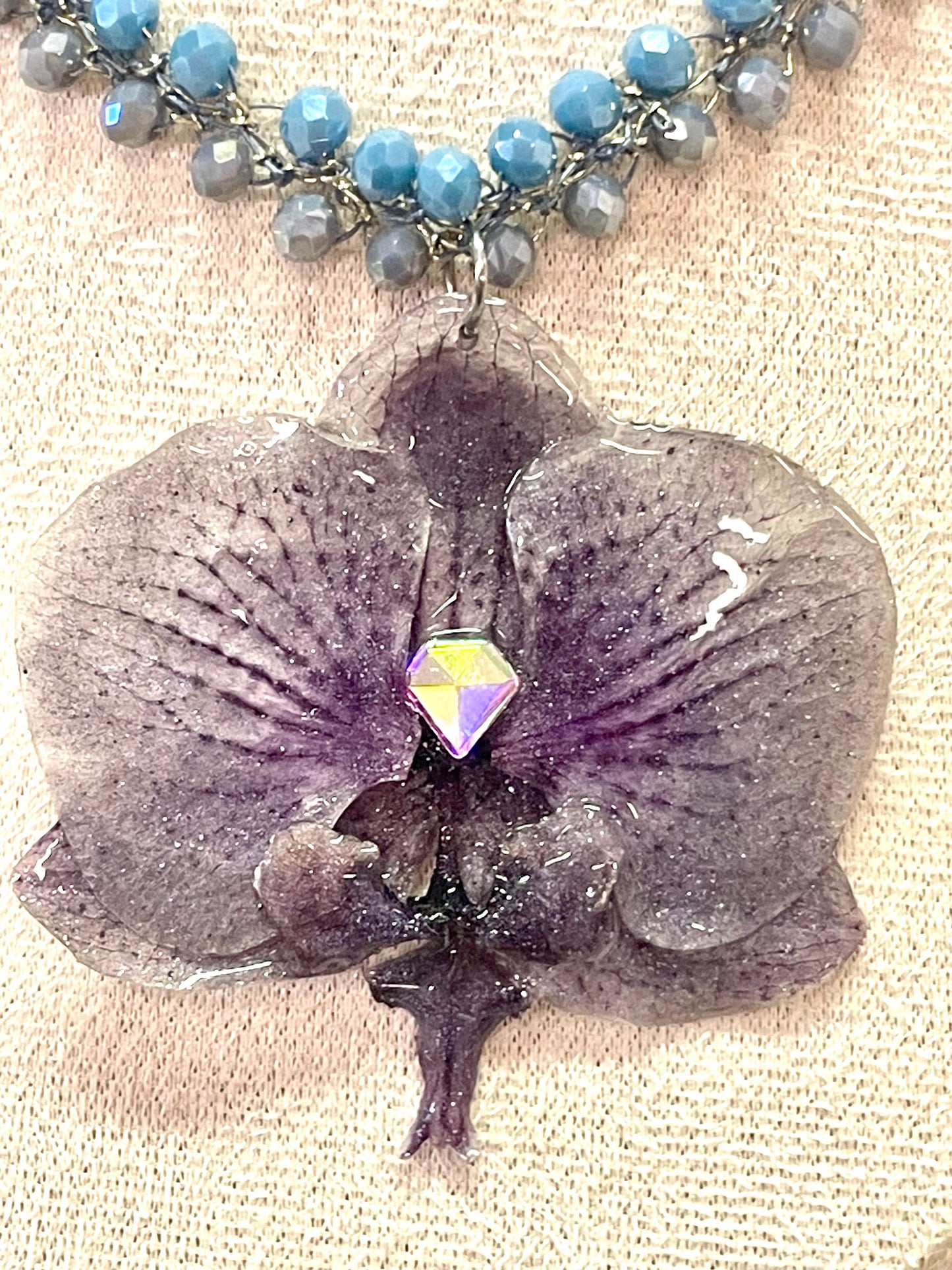 Collier Orchidée mauve Diam’s & perles de verre - Aux fleurs de Chloé Collier Orchidée mauve Diam’s & perles de verre Collier Collier