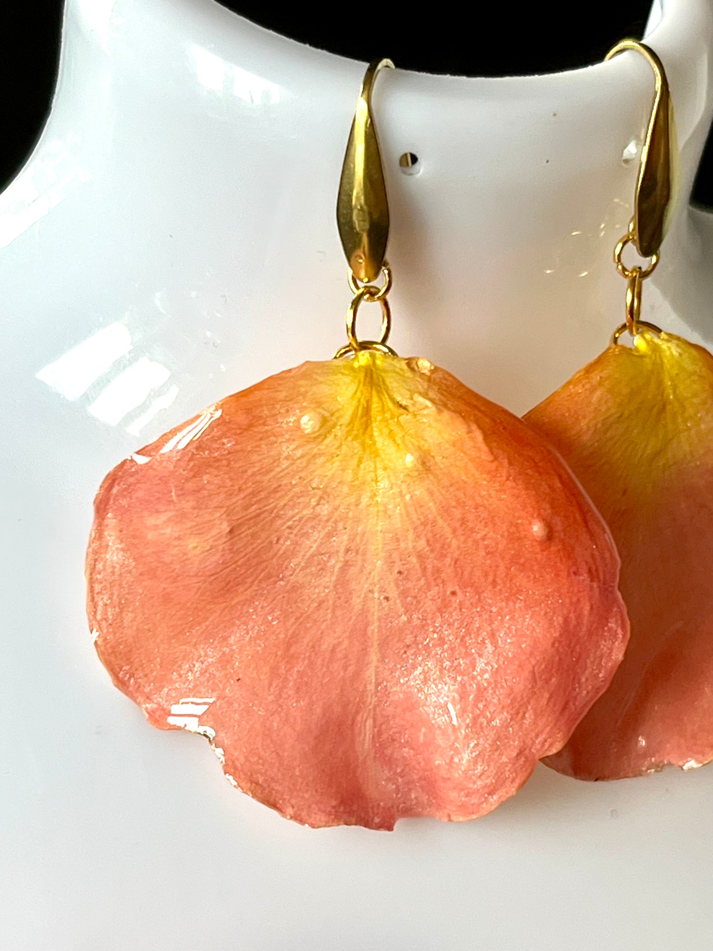 🌹 Boucles d’oreilles en pétales de rose – Résine & doré