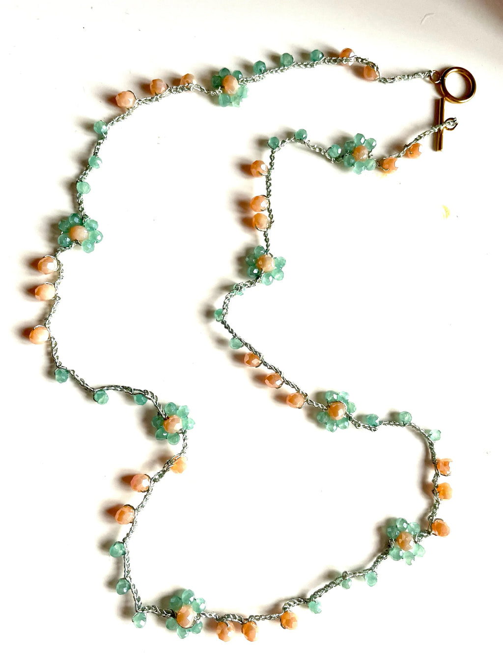 Collier fleurs de perles de verre tchèque abricot et vert d’eau - Aux fleurs de Chloé Collier fleurs de perles de verre tchèque abricot et vert d’eau Collier Collier