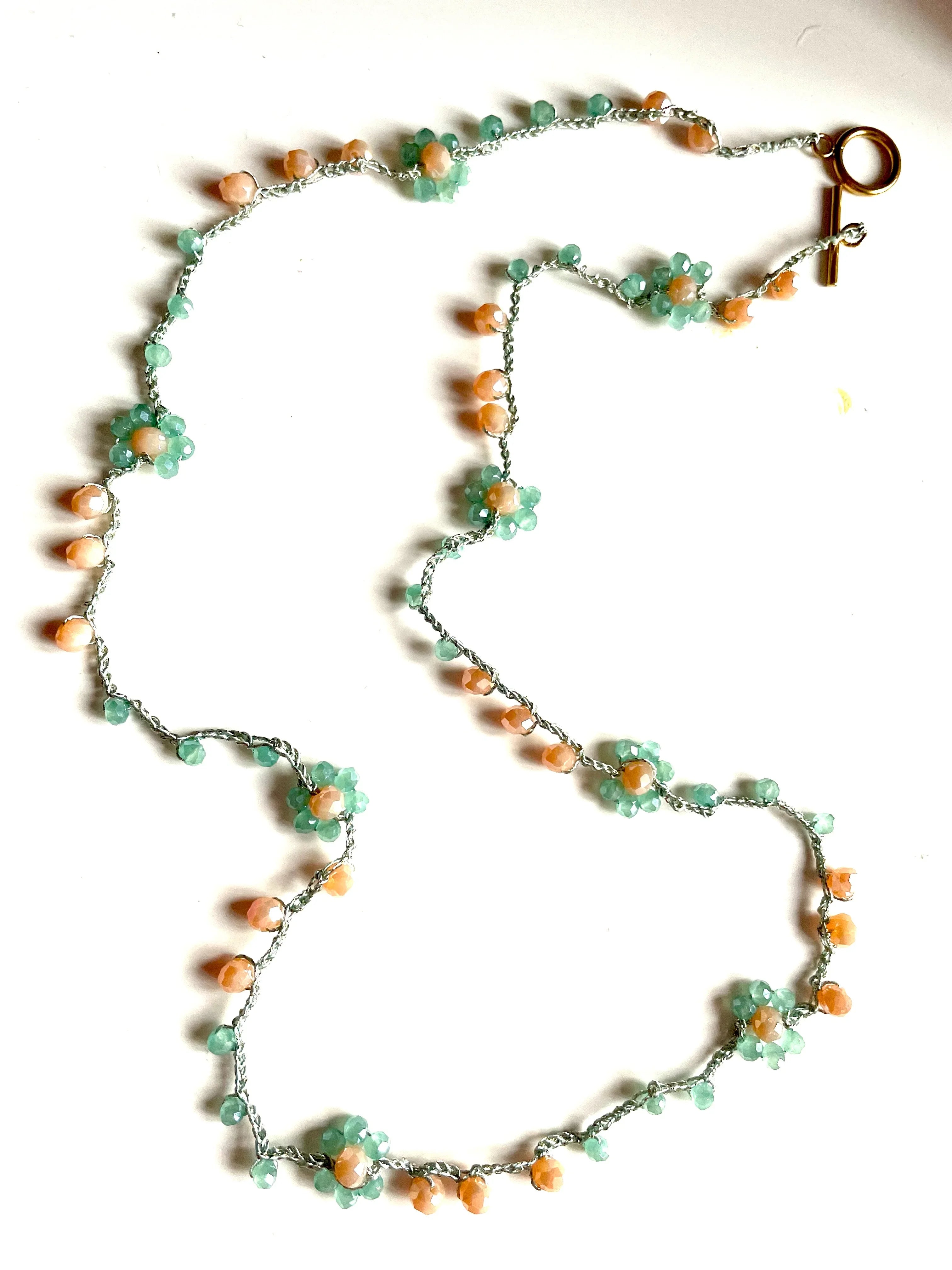 Collier fleurs de perles de verre tchèque abricot et vert d’eau - Aux fleurs de Chloé Collier fleurs de perles de verre tchèque abricot et vert d’eau Collier Collier
