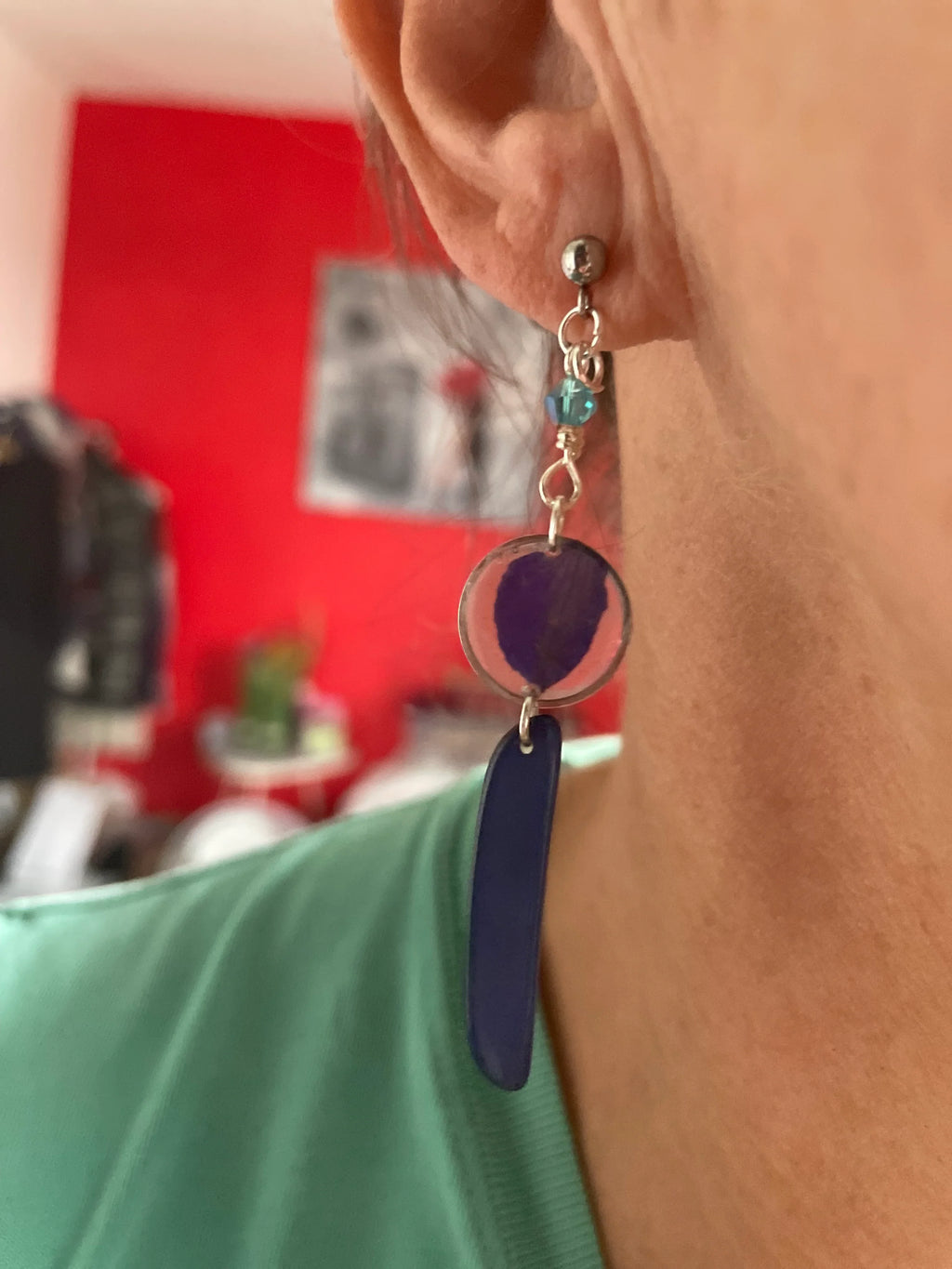 Boucles d’oreilles ivoire végétal bleu et pétale de pied d’alouette - Aux fleurs de Chloé Boucles d’oreilles ivoire végétal bleu et pétale de pied d’alouette Boucles d’oreilles Boucles d’oreilles