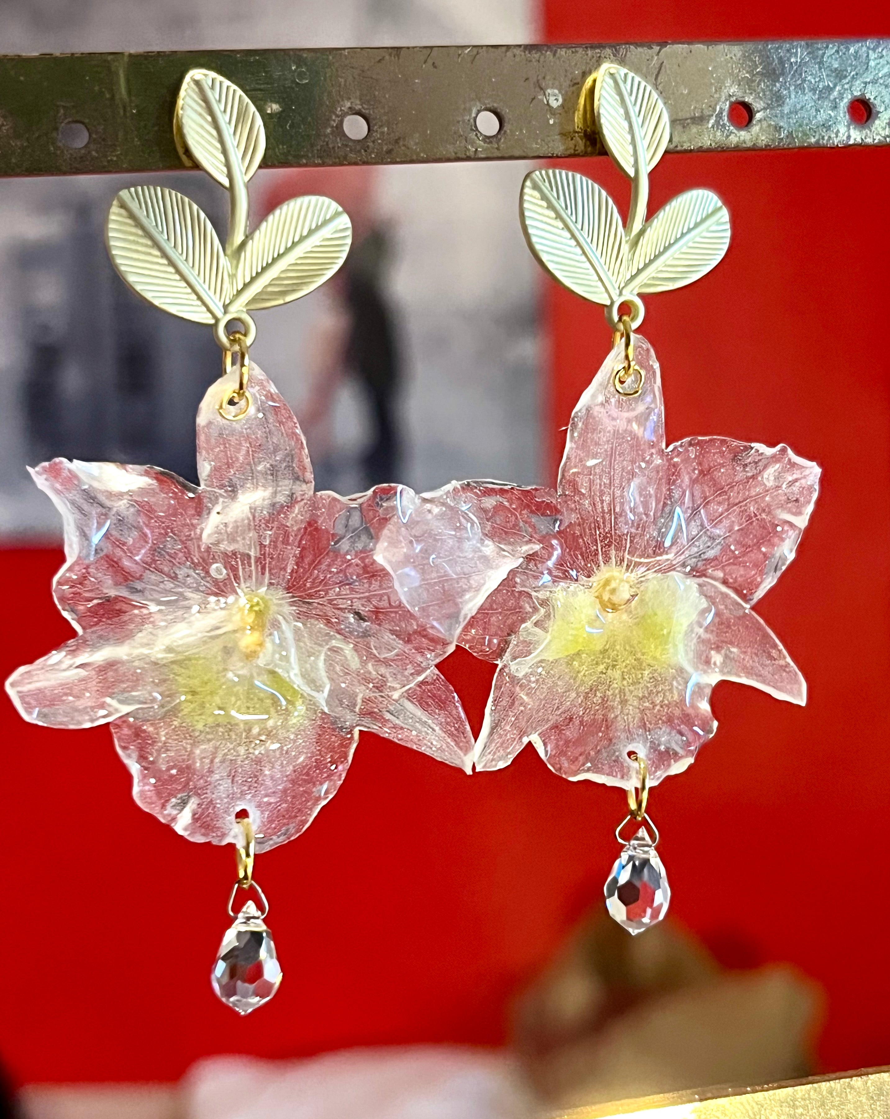 Boucles d’oreilles Orchidée Bambou – Fleur naturelle résinée