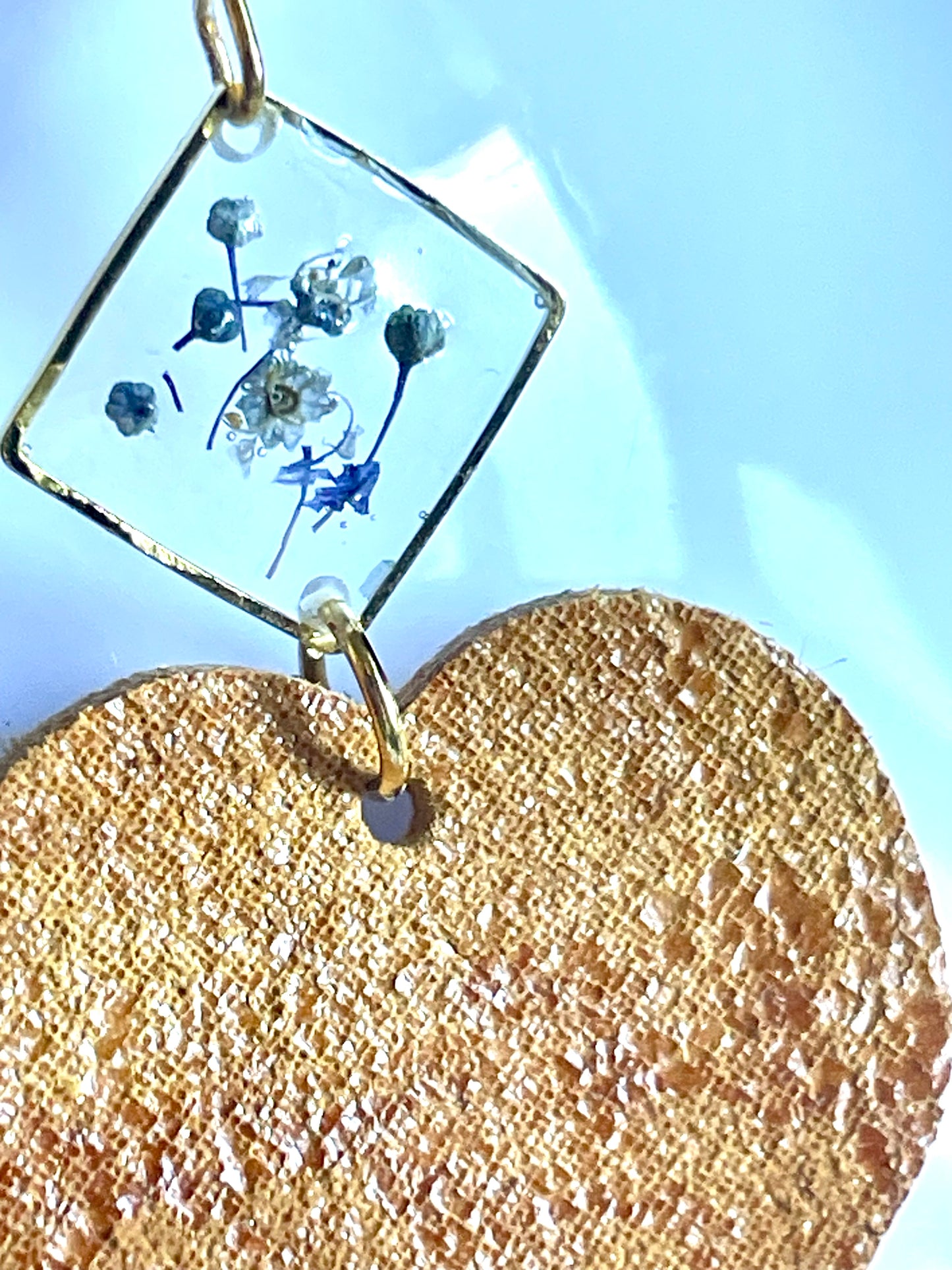 Boucles d’oreilles Fleurs bleues & cuir & perles de verre