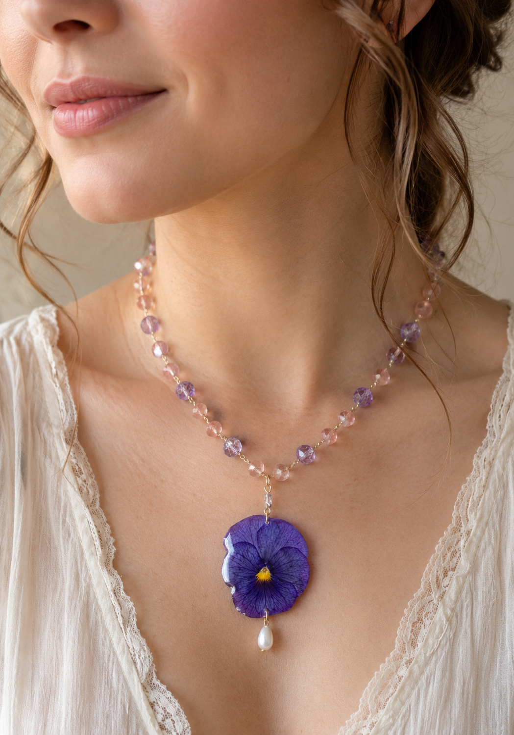 Collier Fleur Pensée Violette – Bijou floral artisanal avec perle nacrée