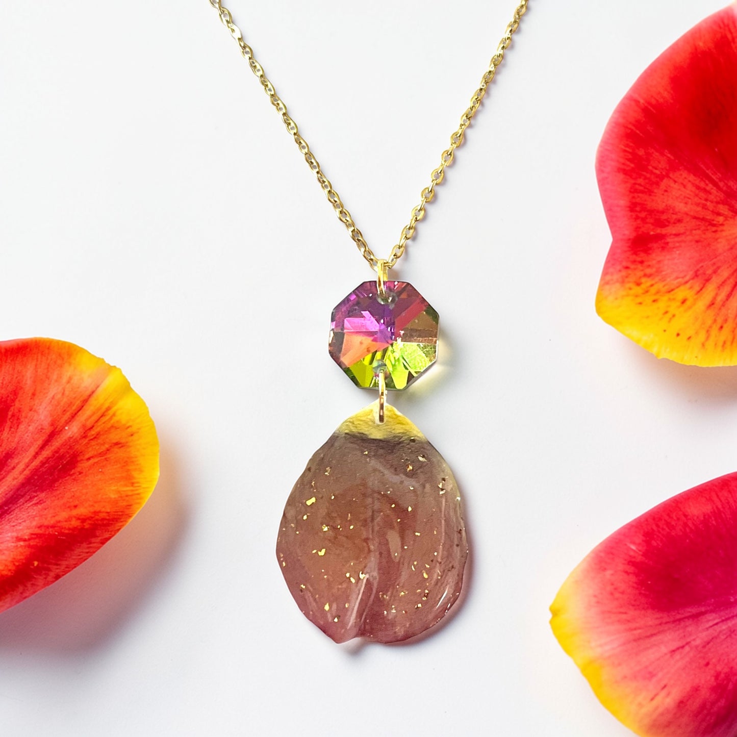 Collier pétale de tulipe naturel – bijou floral résine & cristal irisé