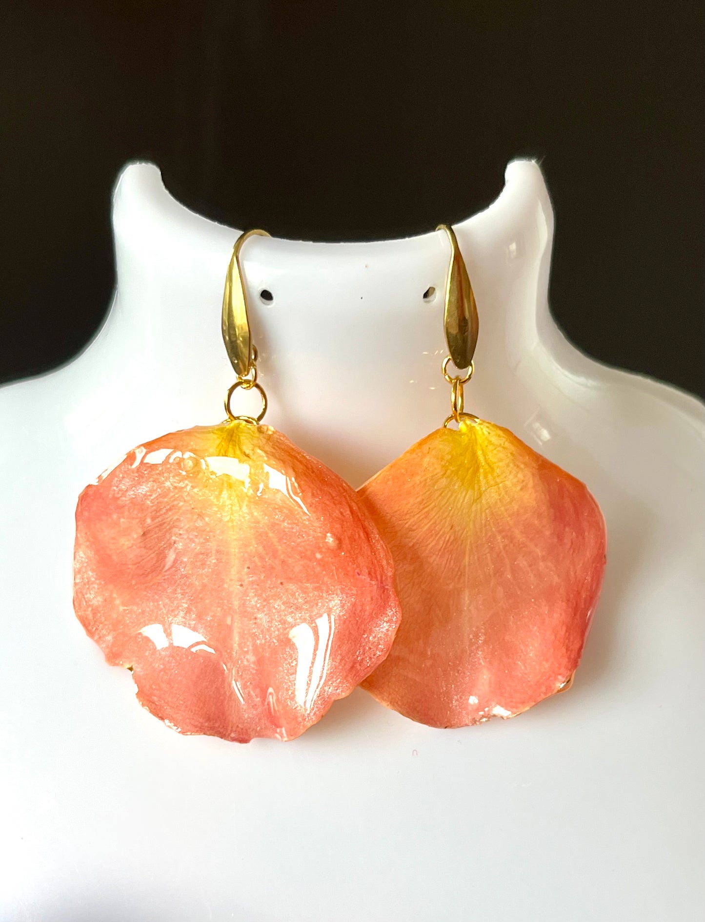 🌹 Boucles d’oreilles en pétales de rose – Résine & doré