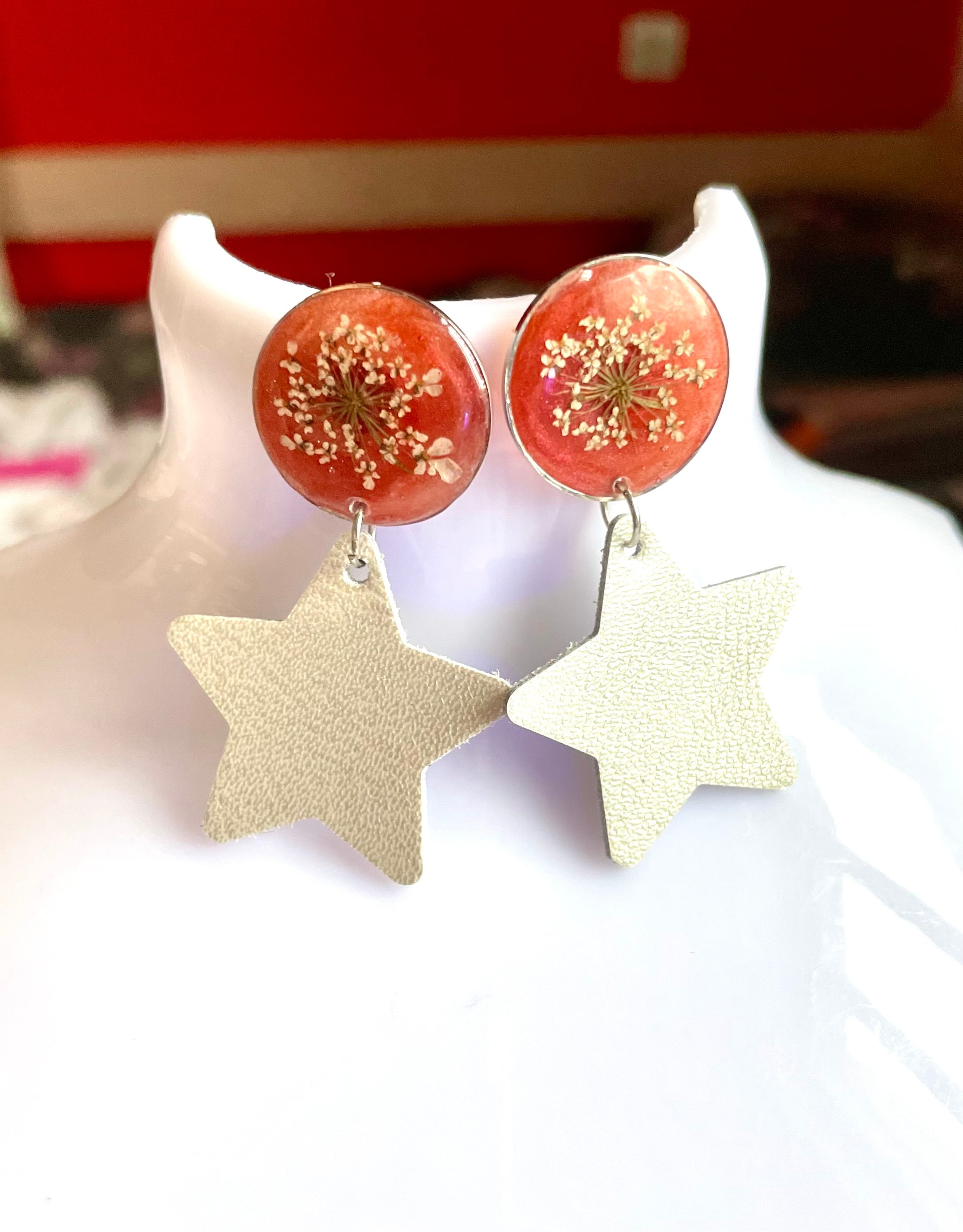 Boucles d’oreilles fleurs de carotte sauvage fond cuivré &étoiles argentées - Aux fleurs de Chloé Boucles d’oreilles fleurs de carotte sauvage fond cuivré &étoiles argentées Boucles d’oreilles Boucles d’oreilles