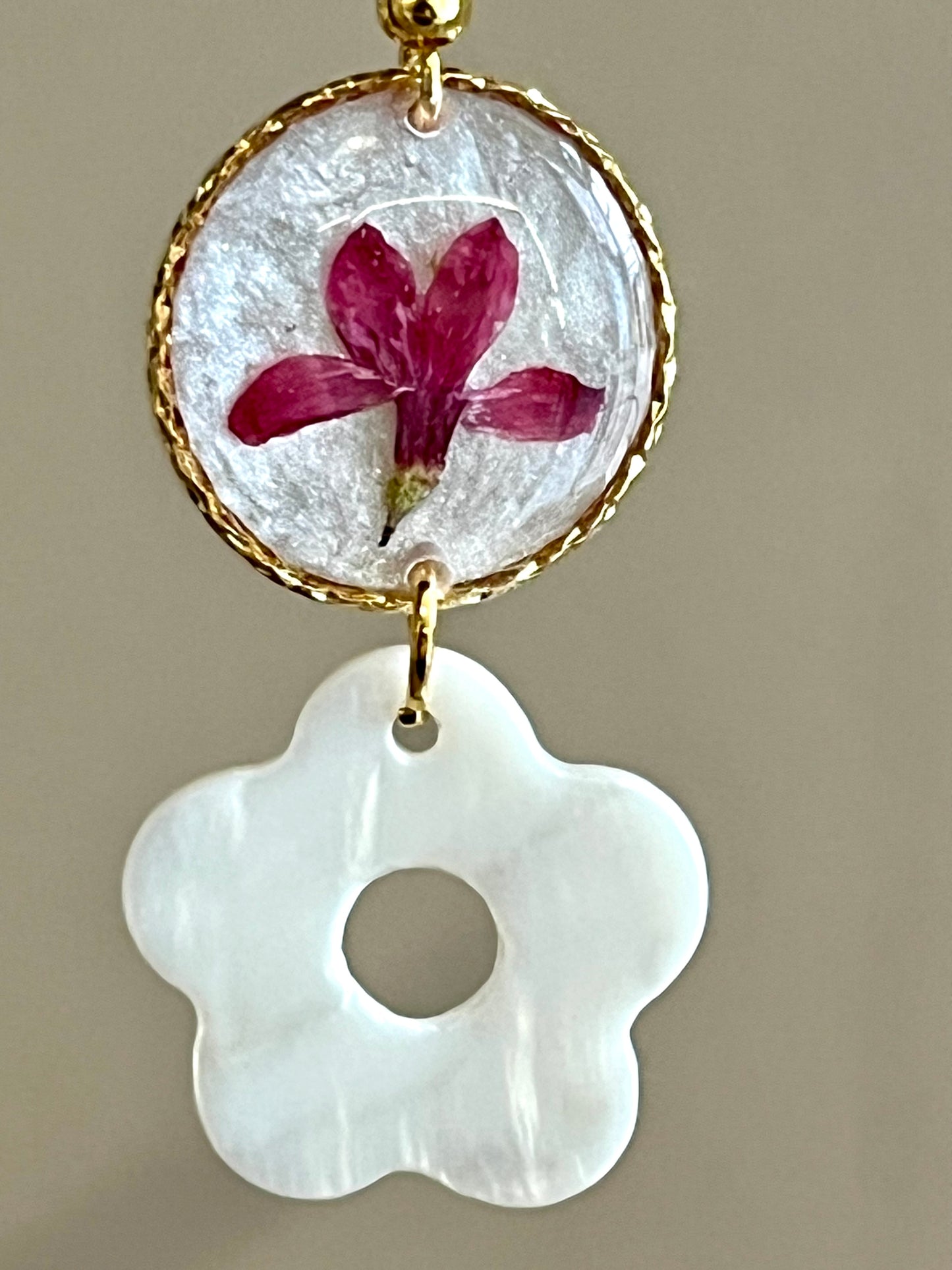 Boucles d’Oreilles Fleur Nacrée – Esprit Bohème Chic