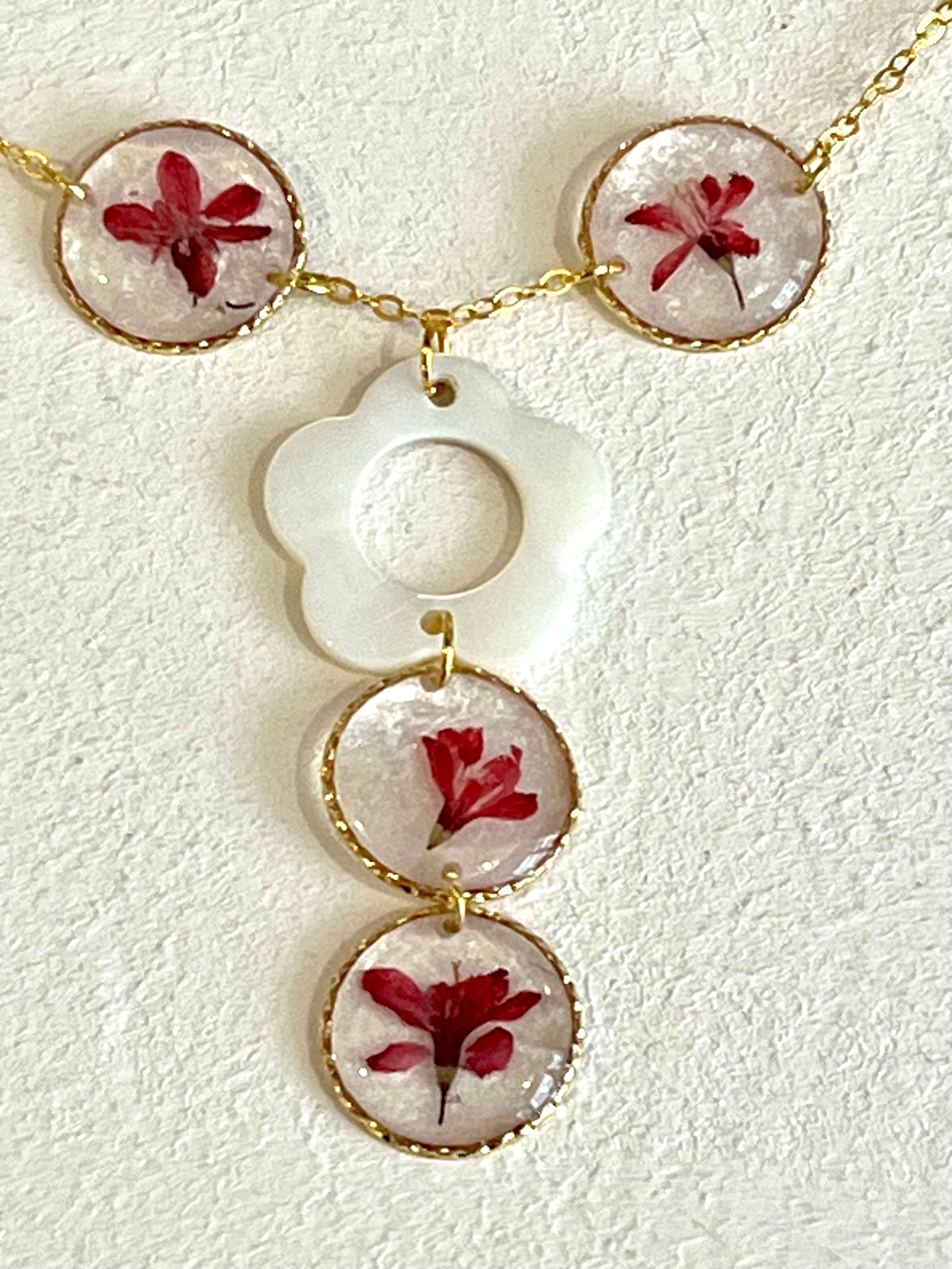 Elegant Flower Necklace – Gold chain & floral medallions