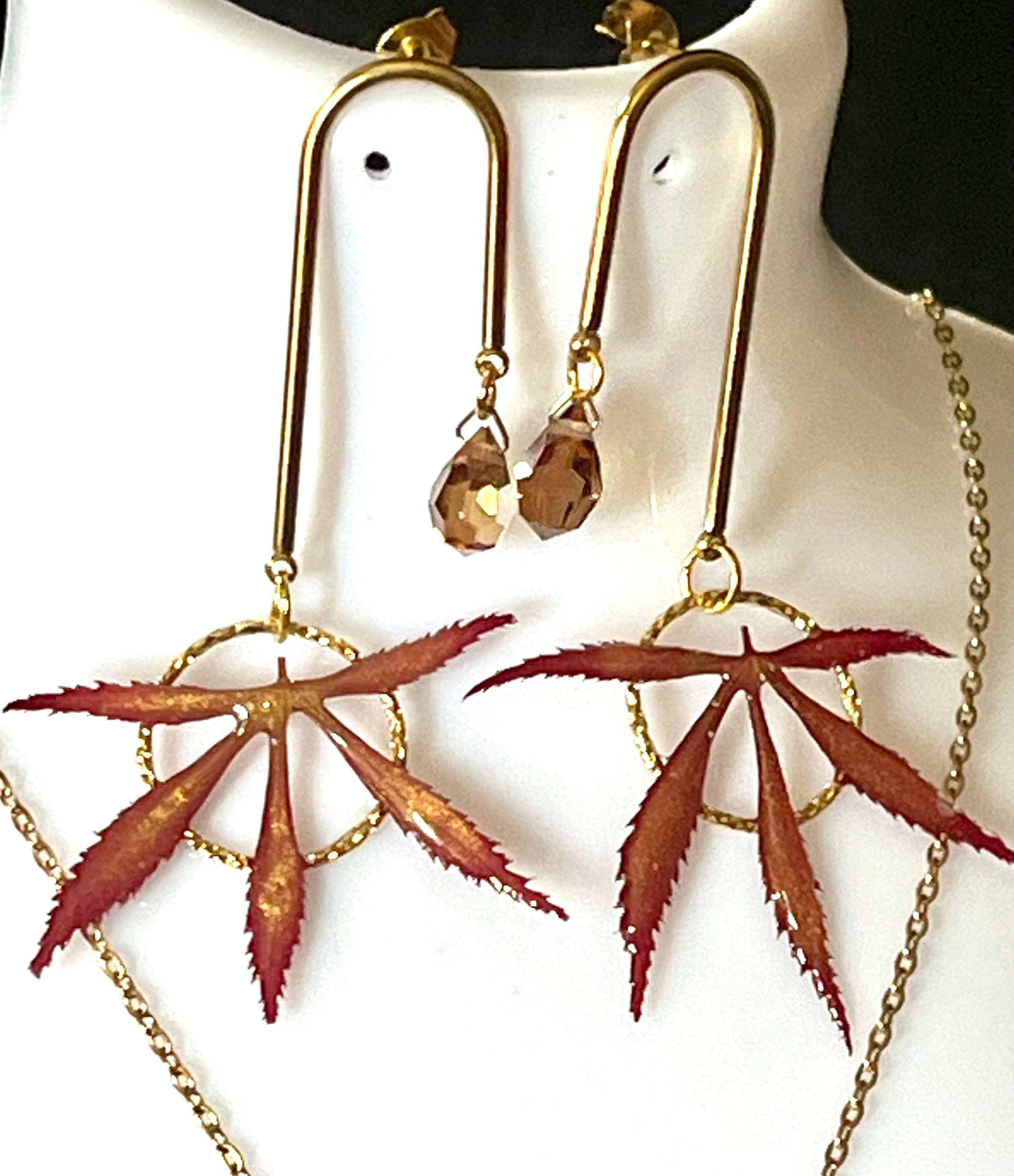 Parure Érable Rouge – Collier & Boucles d’oreilles en feuilles naturelles stabilisées