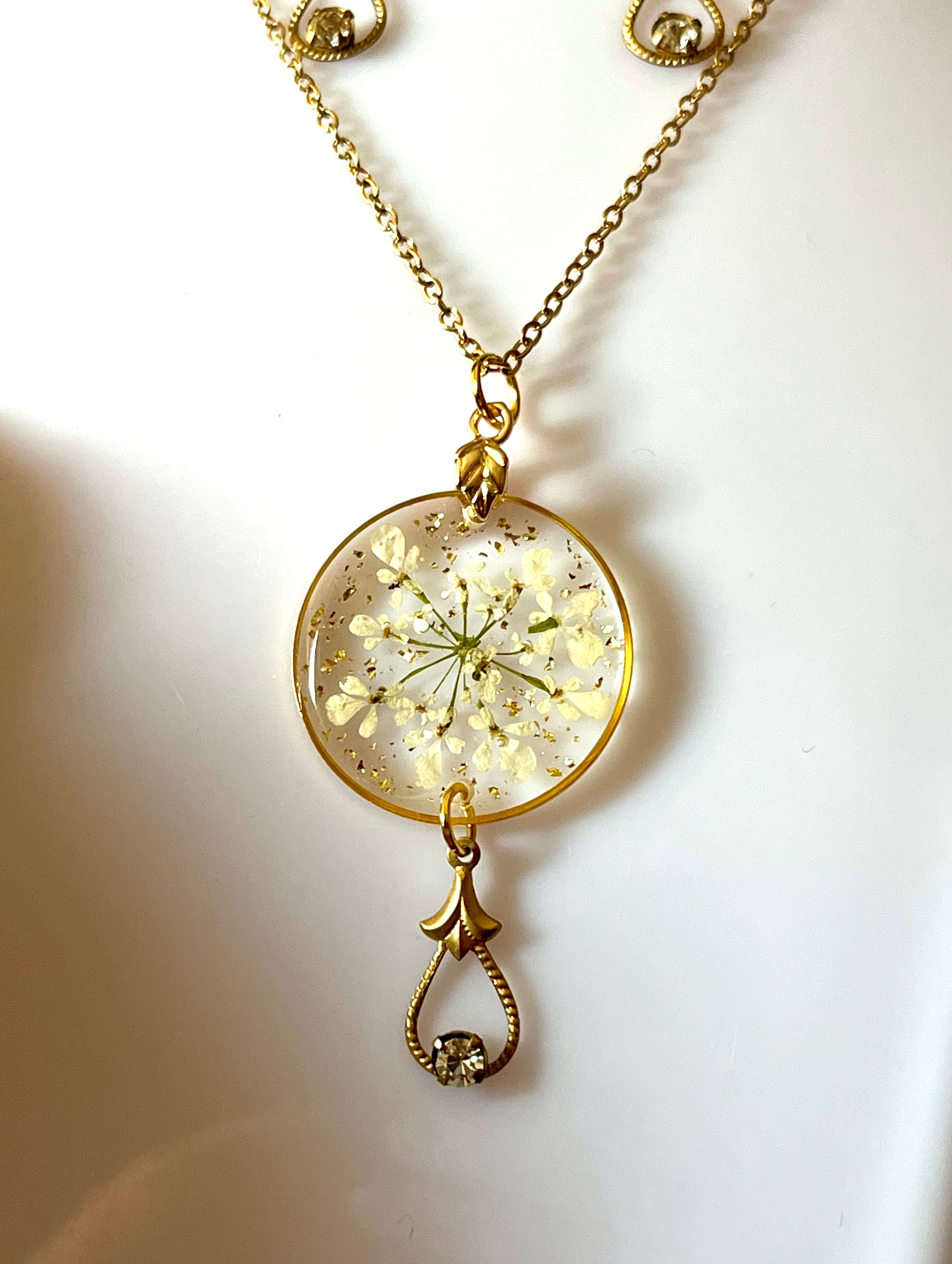 Collier Fleur carotte sauvage Naturelle Blanche en Résine – Bijou Rond Doré Fait Mai