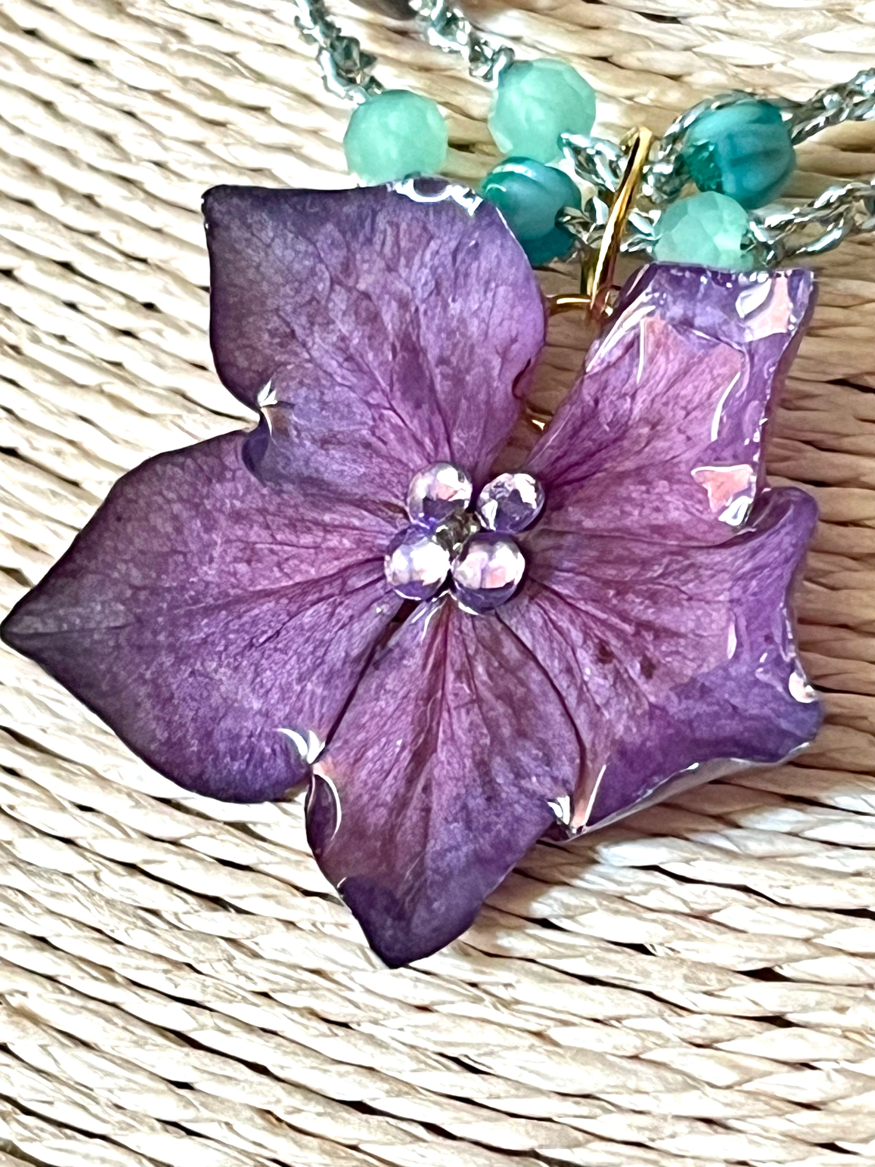 Collier hortensia violet réalisé au crochet – Fleur naturelle