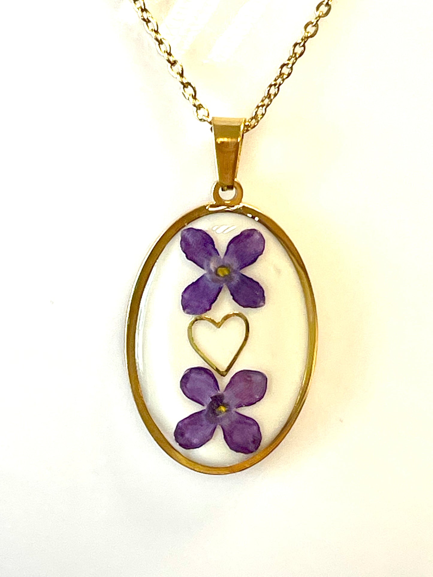 Pendentif médaillon doré duo lilas & cœur