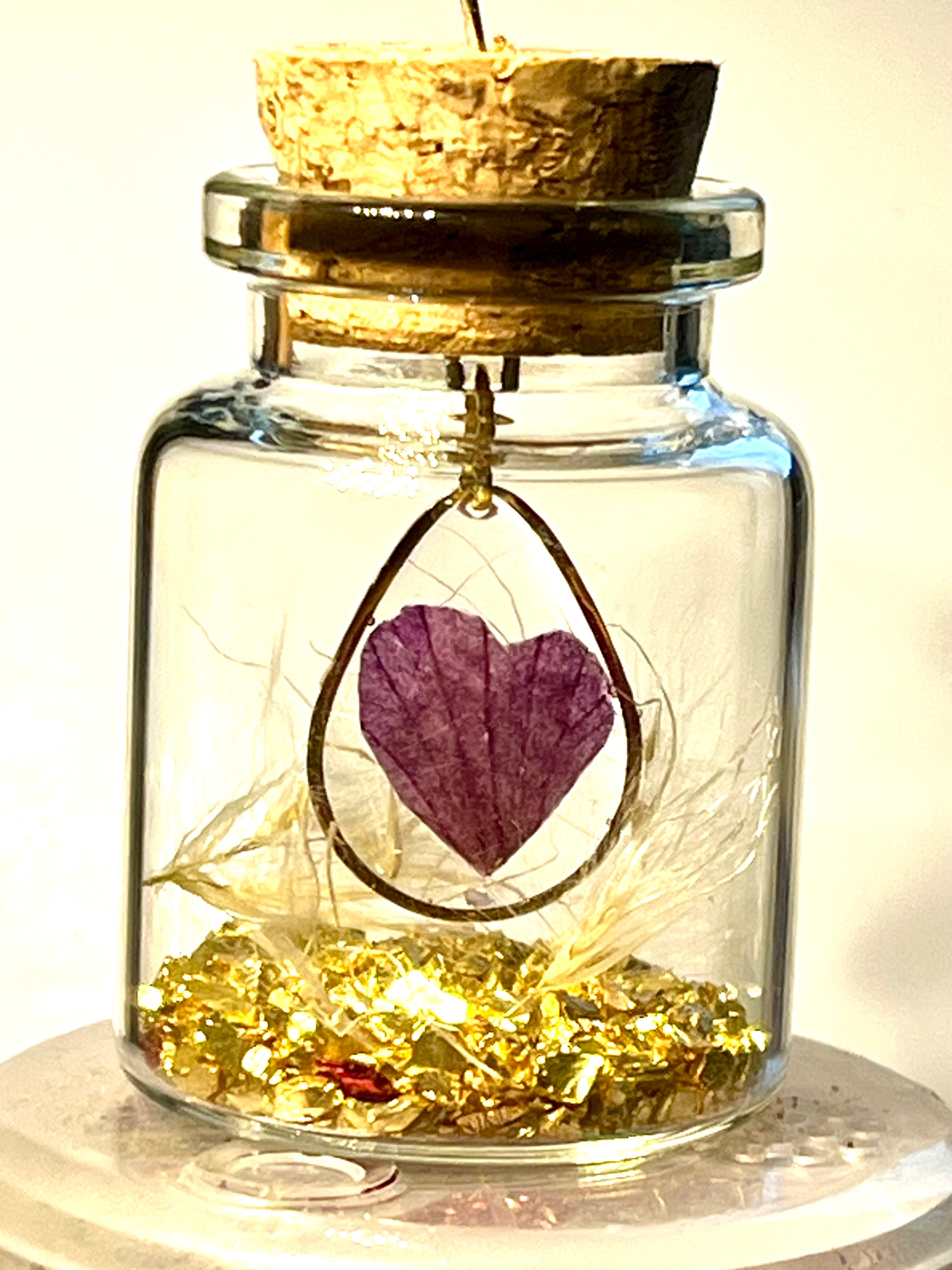 Fiole avec pendentif cœur de pétale d’orchidée - Aux fleurs de Chloé Fiole avec pendentif cœur de pétale d’orchidée Collier Collier