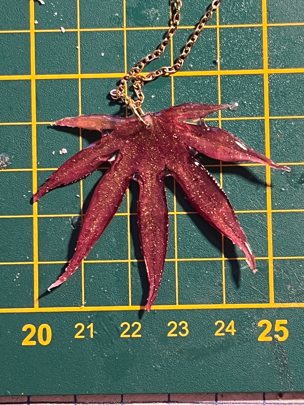 Collier feuille d’érable naturelle – Bijou artisanal d’automne