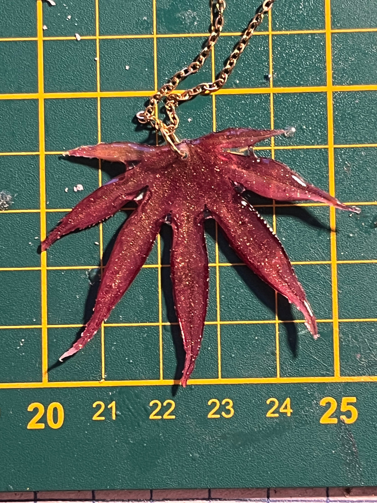 Collier feuille d’érable naturelle – Bijou artisanal d’automne