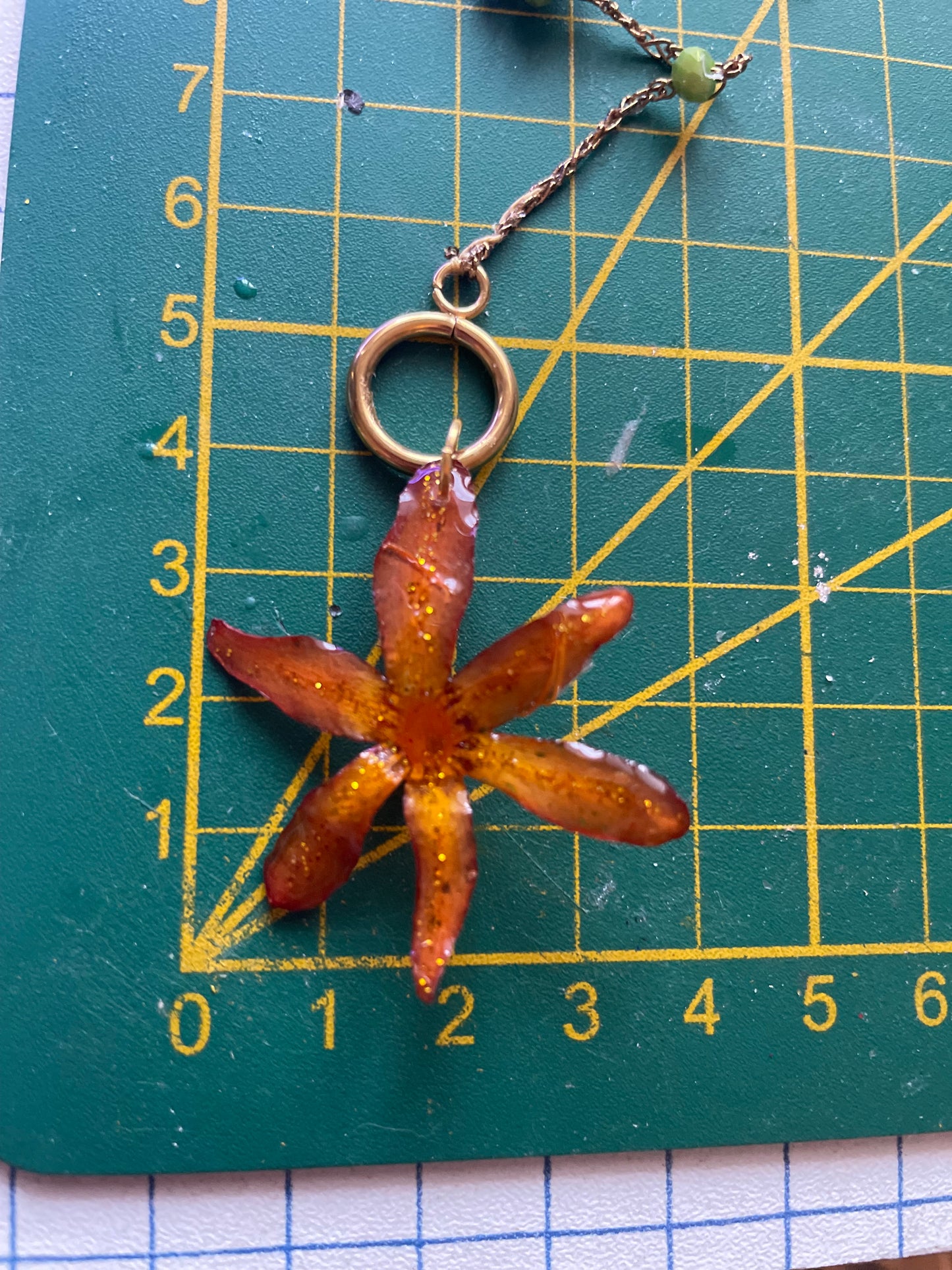 Collier Hémérocalle & fleurs de perles de verre