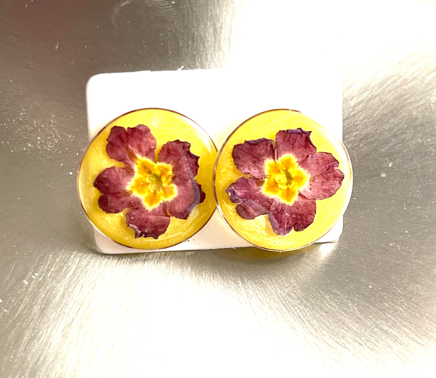 Boucles d’oreilles puces fleurs de primevères violettes