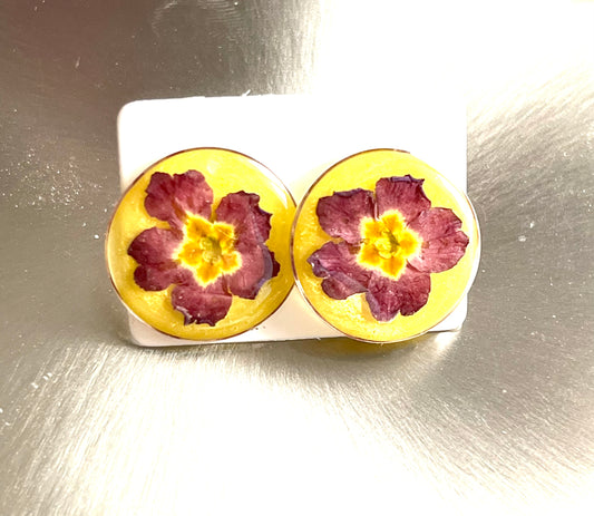 Boucles d’oreilles puces fleurs de primevères violettes