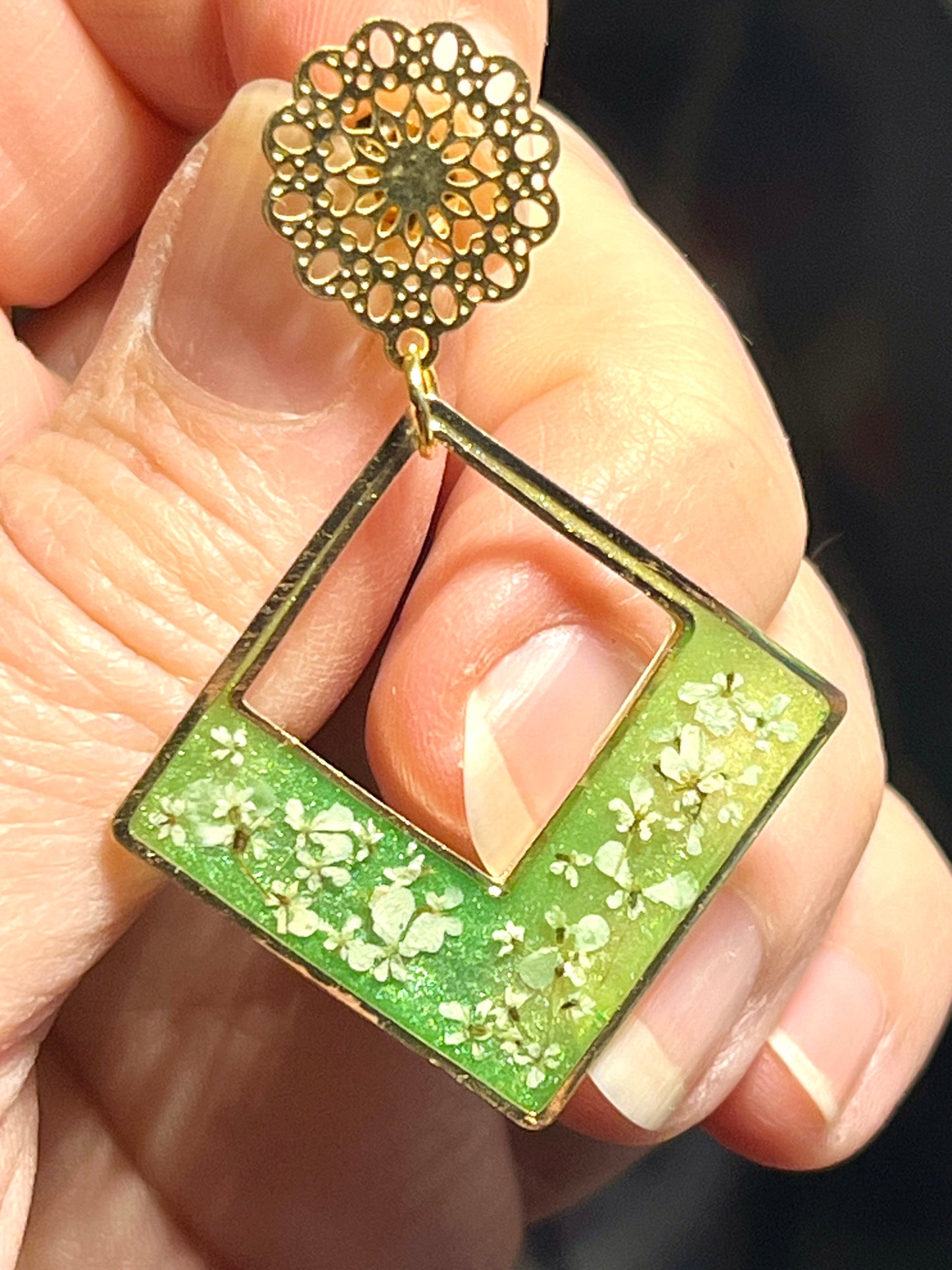 Boucles d’oreilles fleurs de carotte sauvage vert nacré