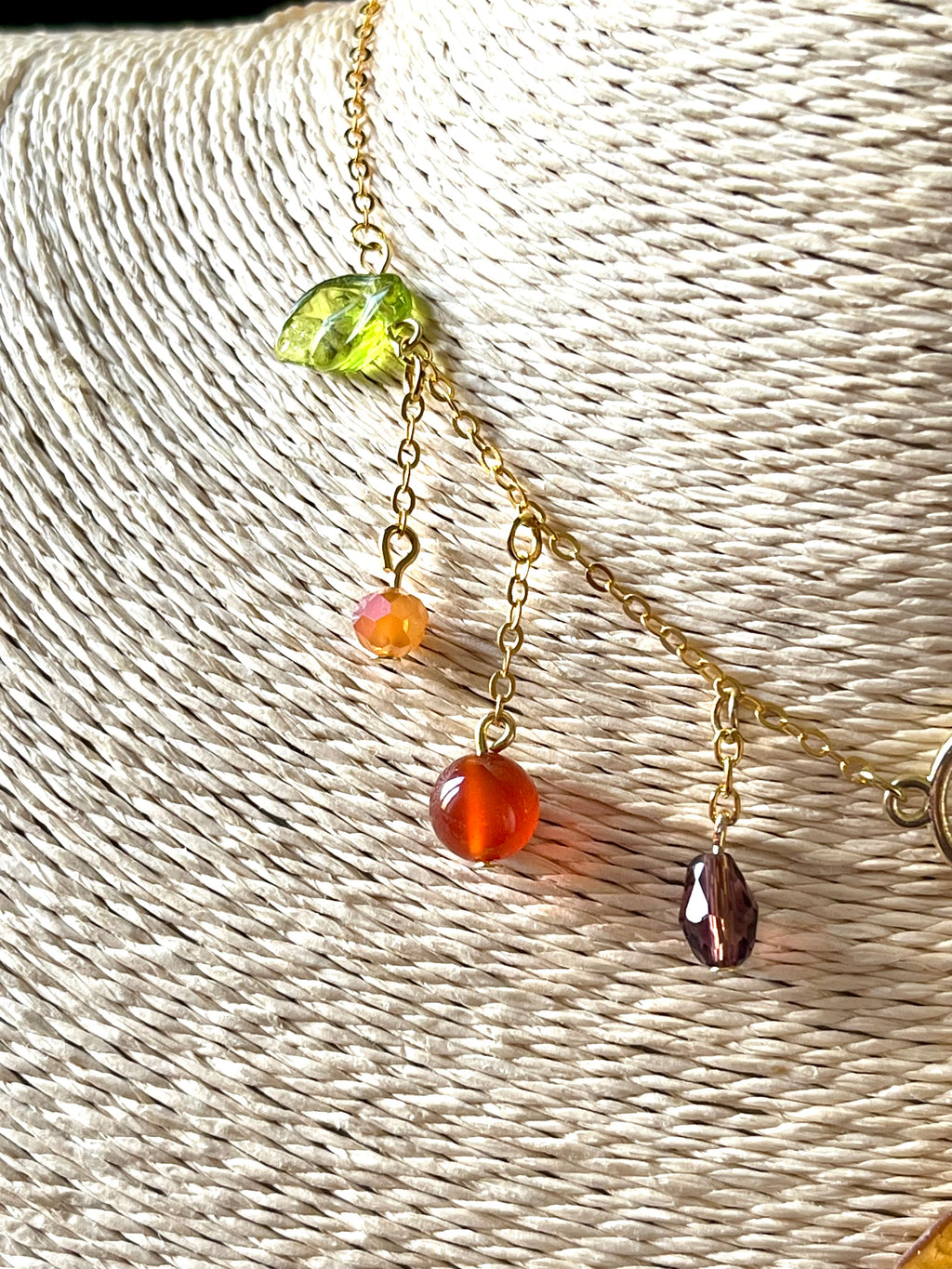 Éclat d’Automne – Collier pétale de Capucine & pierres naturelles
