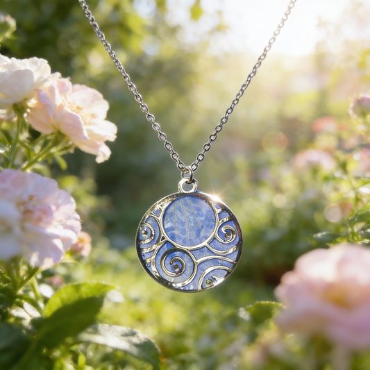 Pendentif argenté pétale d’orchidée bleue - Aux fleurs de Chloé Pendentif argenté pétale d’orchidée bleue Collier Collier