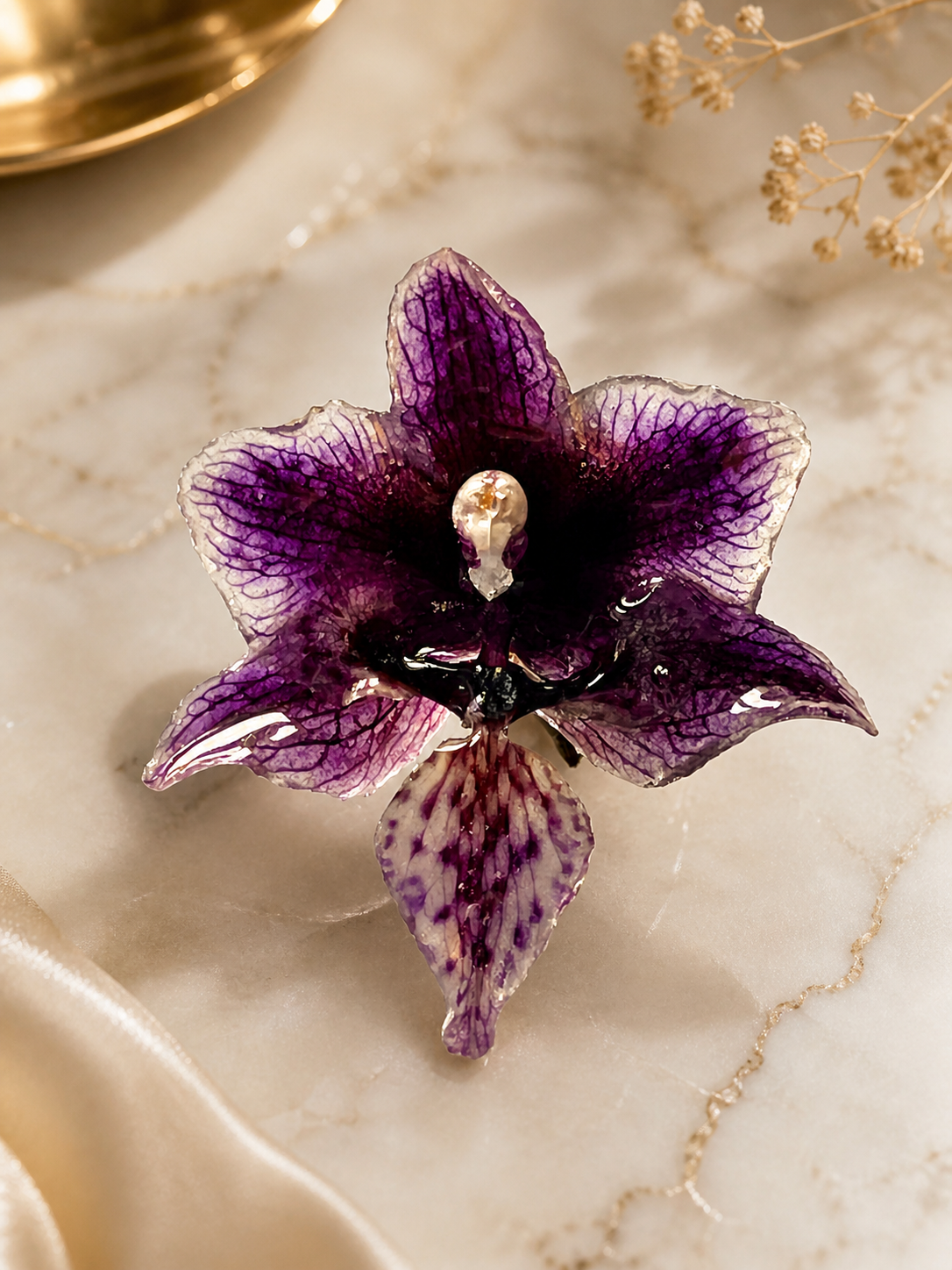 🌸 Pin’s Mini Orchidée Naturelle – Bijou Floral Unique