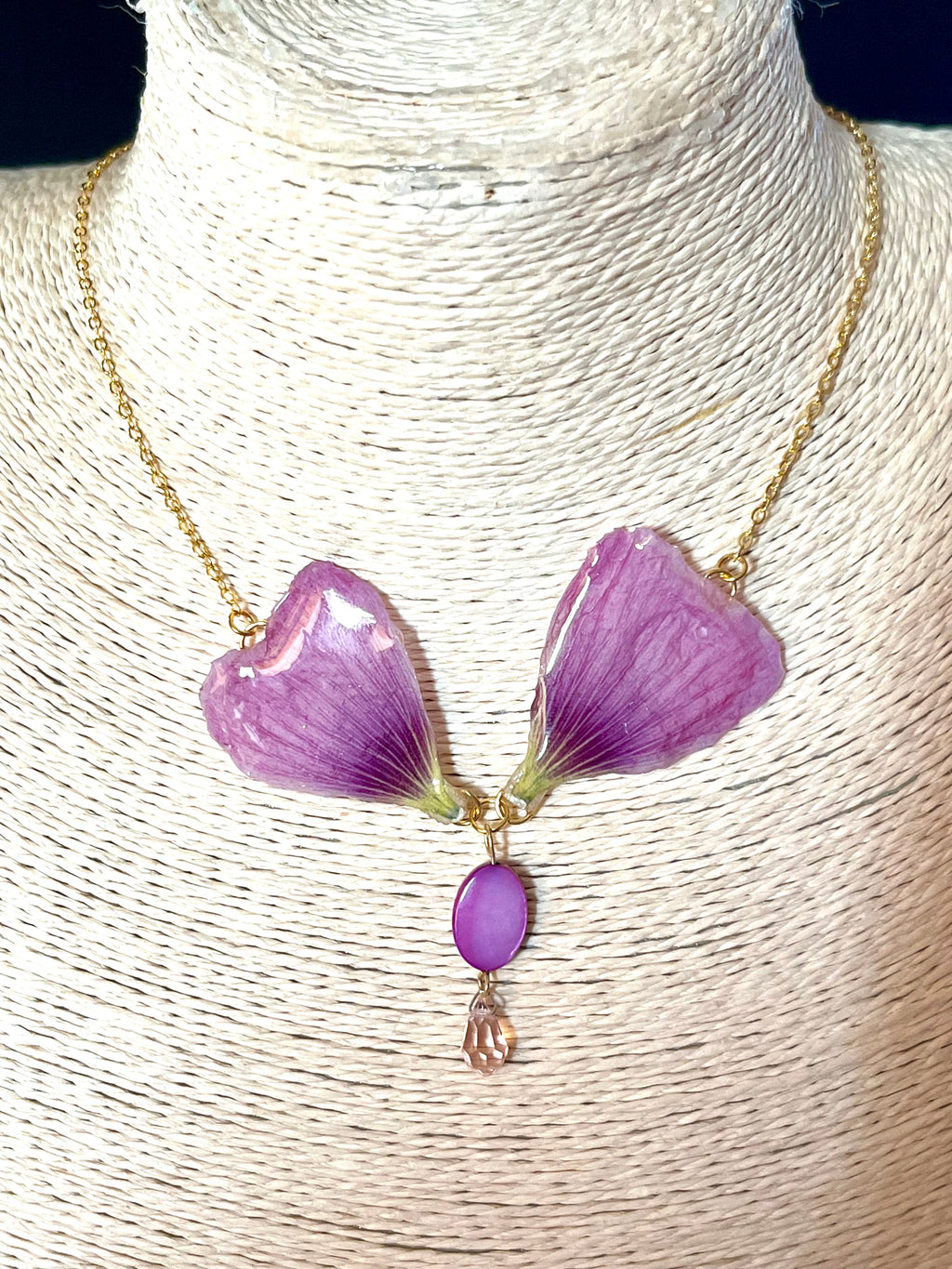 Collier Ailes de Fée – Rose Trémière & Cristal Preciosa