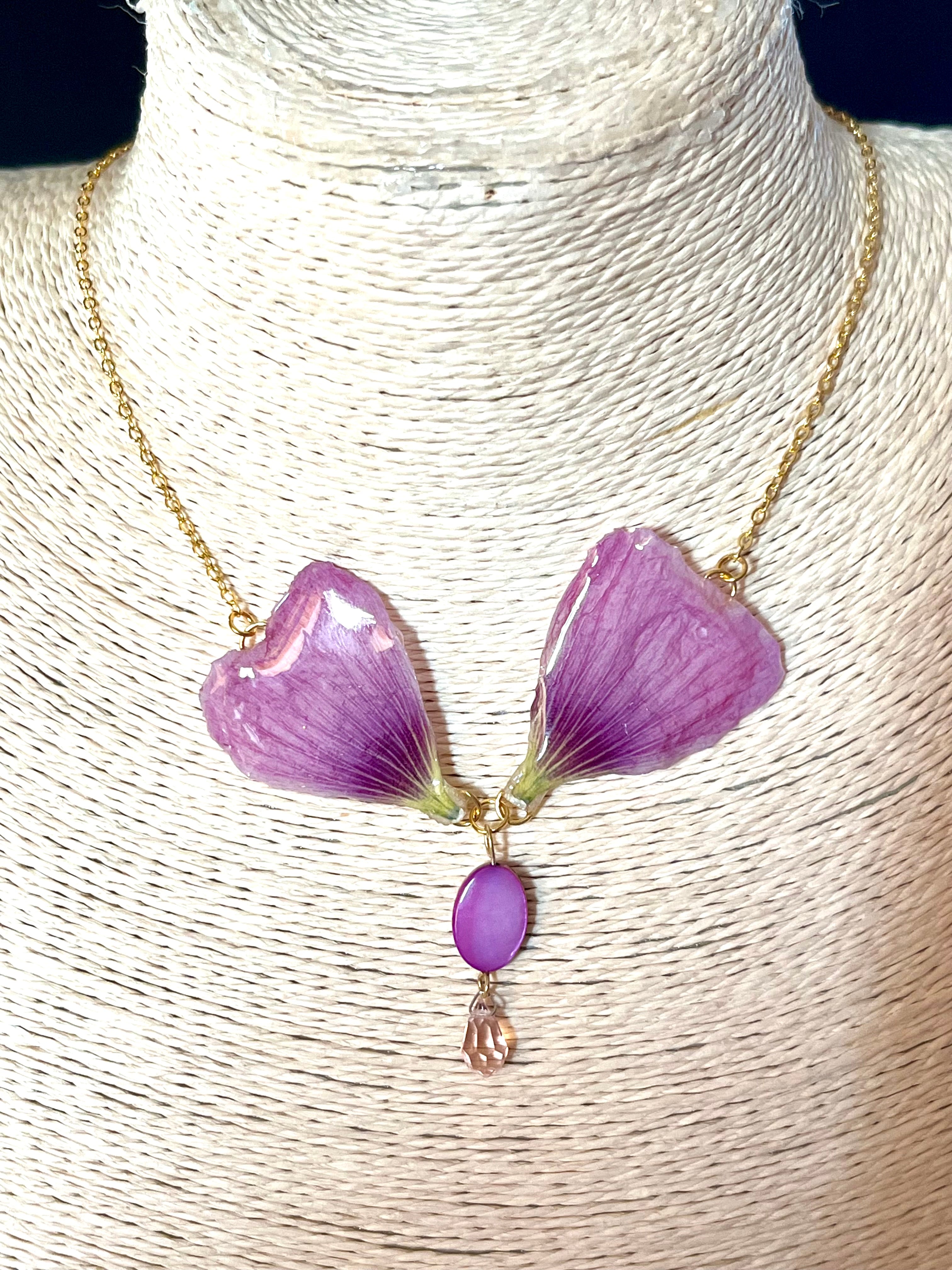 Collier Ailes de Fée – Rose Trémière & Cristal Preciosa