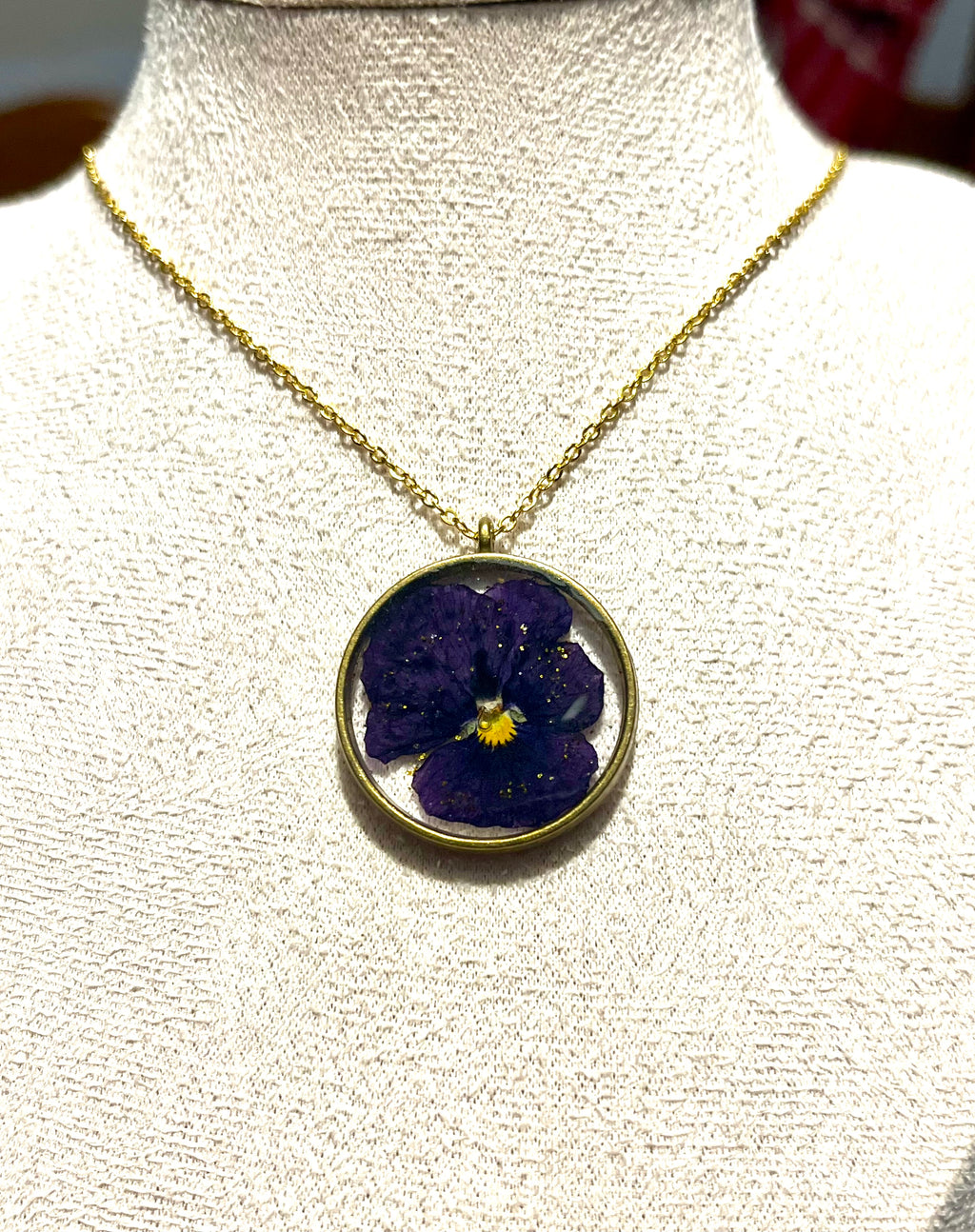 Collier Fleur Naturelle – Pensée Violette – Pendentif Rond bronze