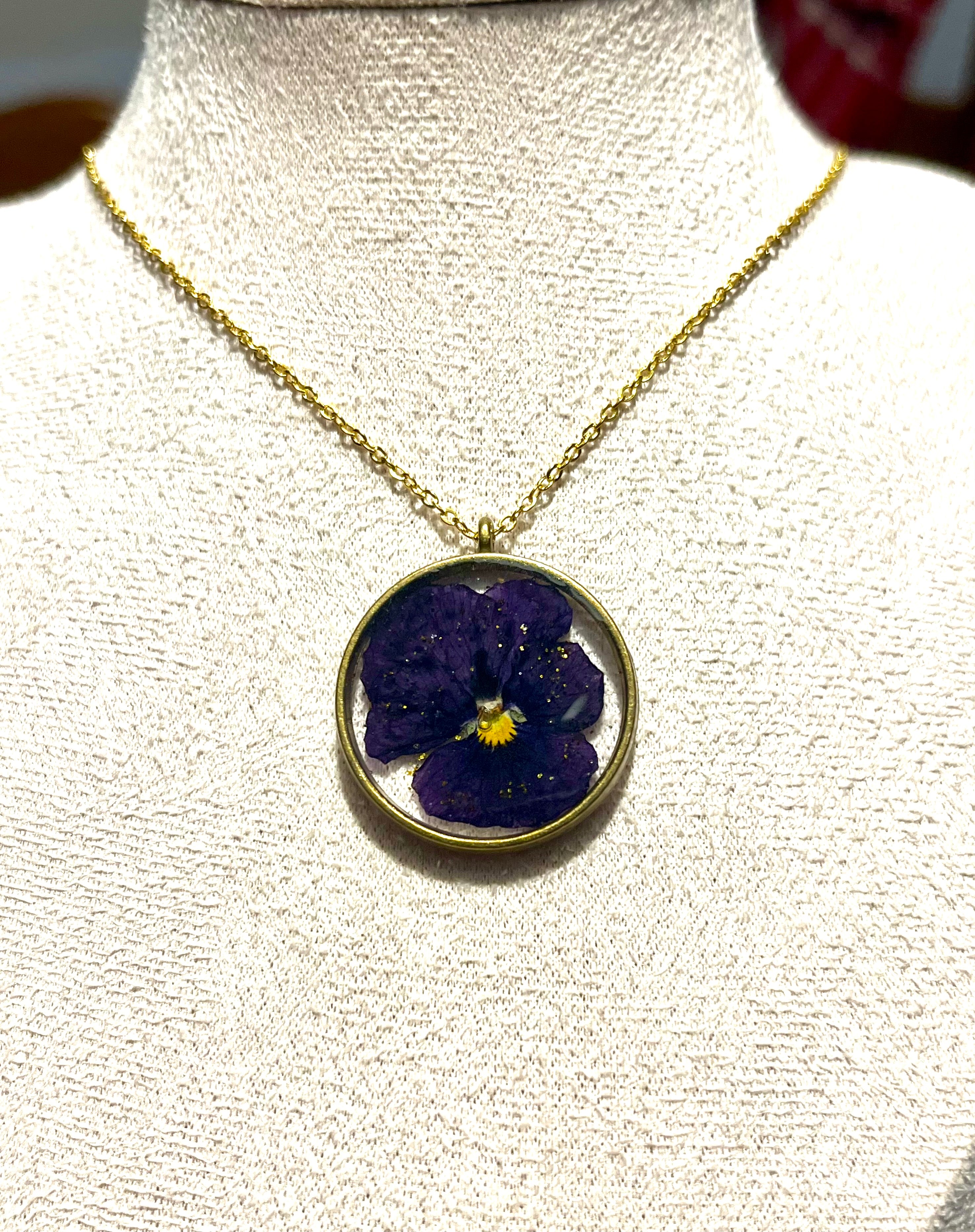 Collier Fleur Naturelle – Pensée Violette – Pendentif Rond bronze
