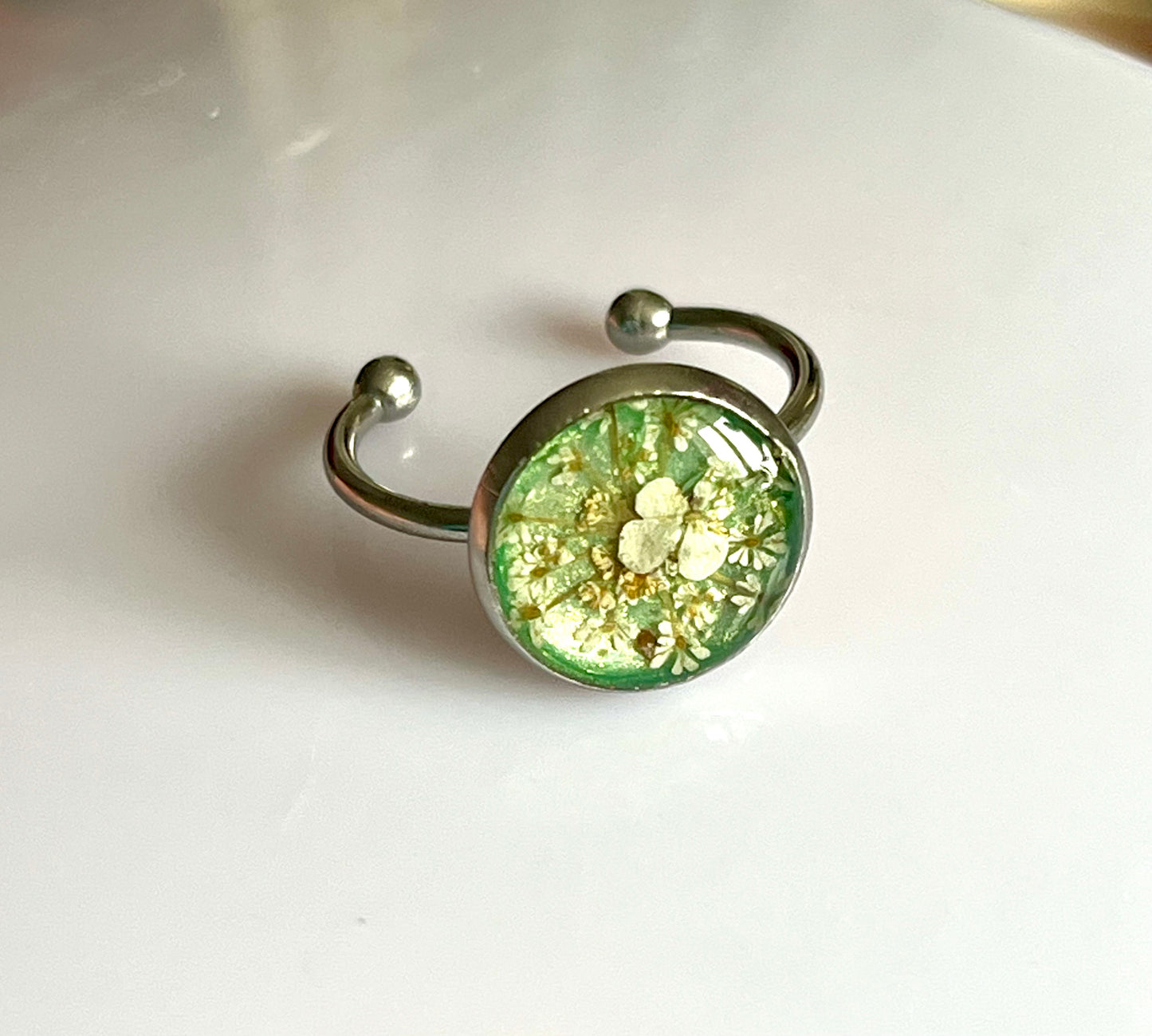 Bagues fleurs de carotte sauvage vert irisé