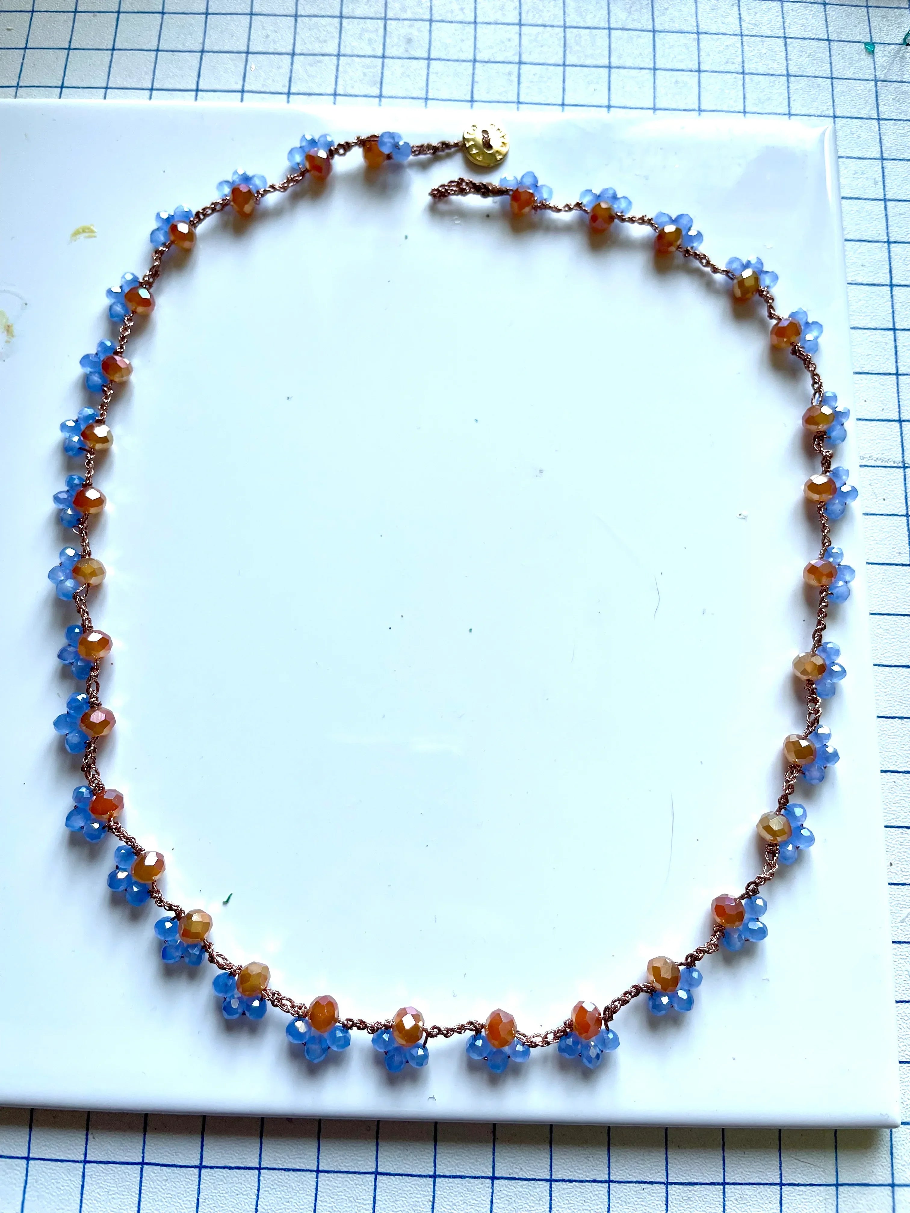 Collier de perles de verre tchèque demies fleurs - Aux fleurs de Chloé Collier de perles de verre tchèque demies fleurs Collier Collier