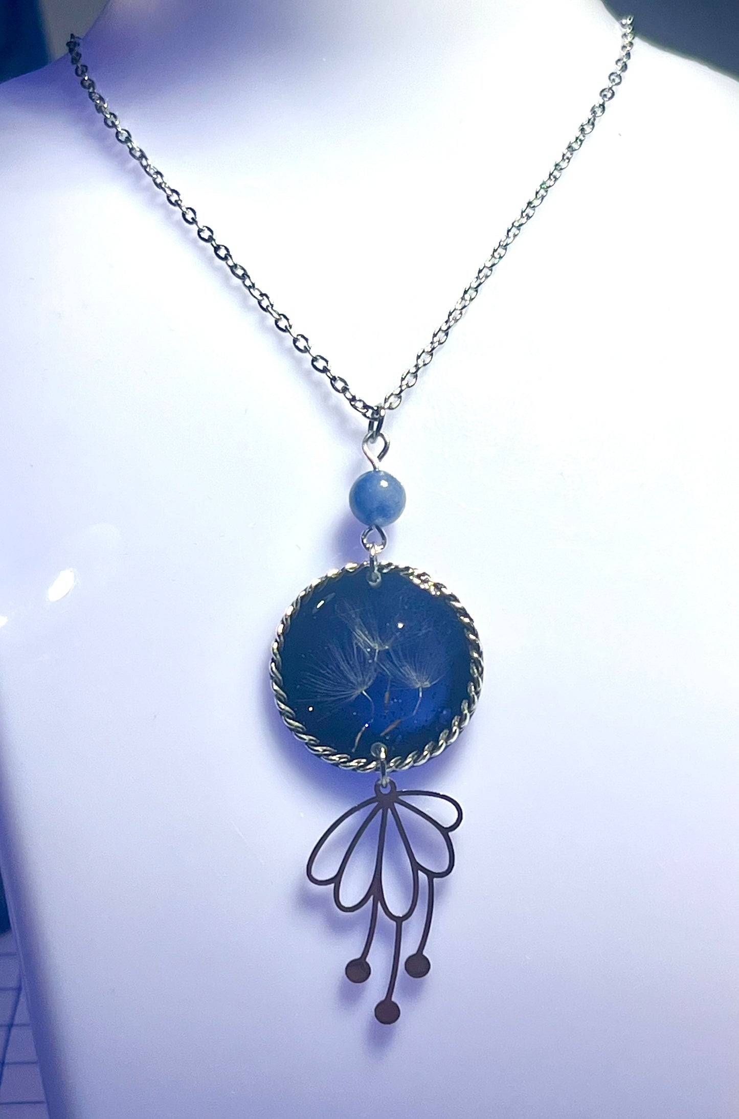 Collier pendentif artisanal – Fleur de pissenlit sur fond bleu nuit