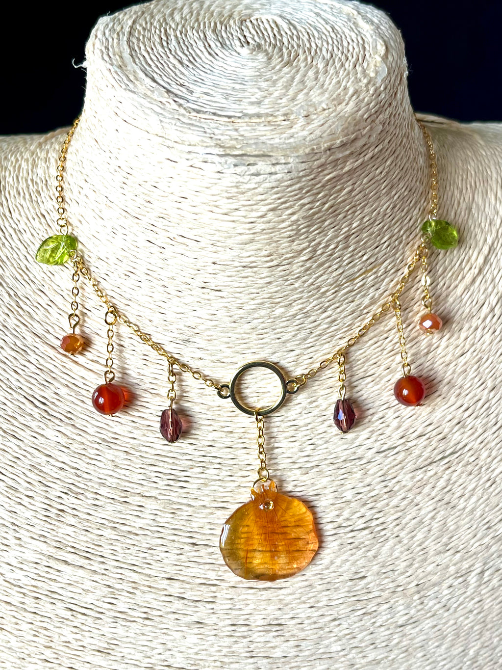 Éclat d’Automne – Collier pétale de Capucine & pierres naturelles