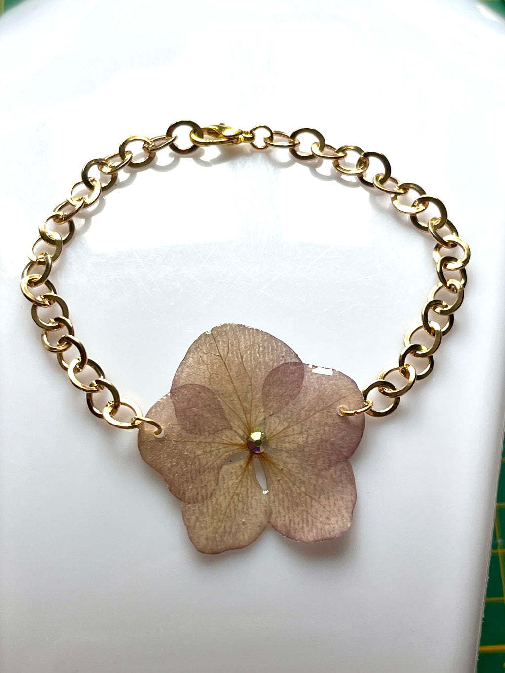 Bracelet Éclat d’Hortensia – Fleur Naturelle & Doré