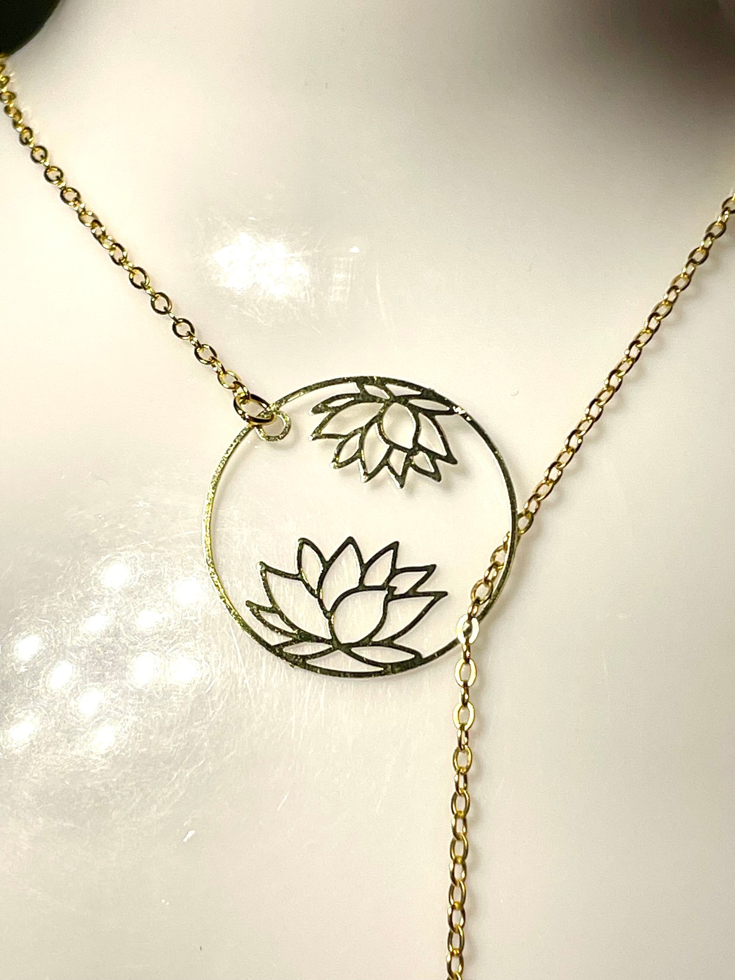 Collier ajustable larme pétale Orchidée , fleur de lotus - Aux fleurs de Chloé Collier ajustable larme pétale Orchidée , fleur de lotus Collier Collier
