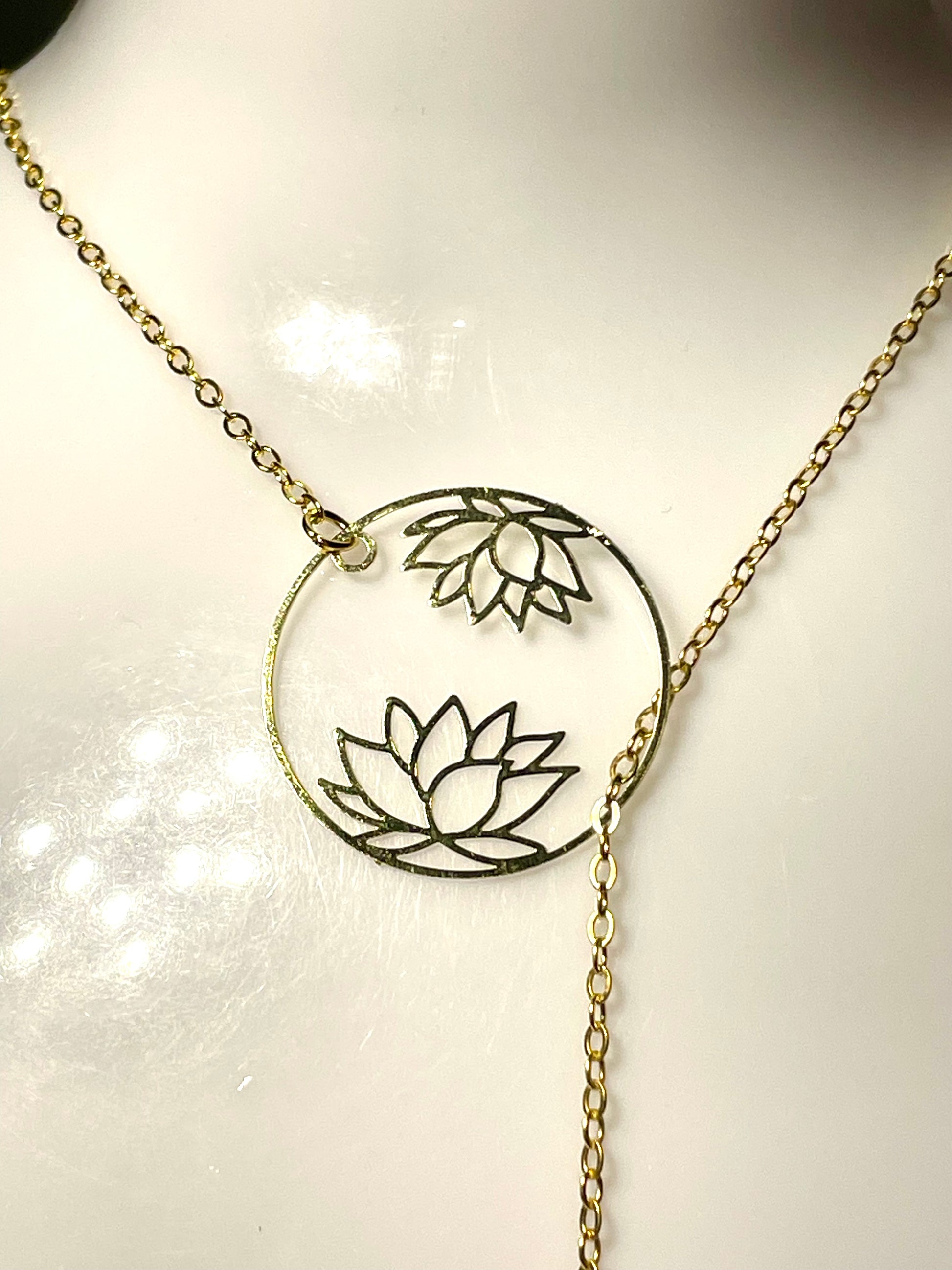Collier ajustable larme pétale Orchidée , fleur de lotus - Aux fleurs de Chloé Collier ajustable larme pétale Orchidée , fleur de lotus Collier Collier