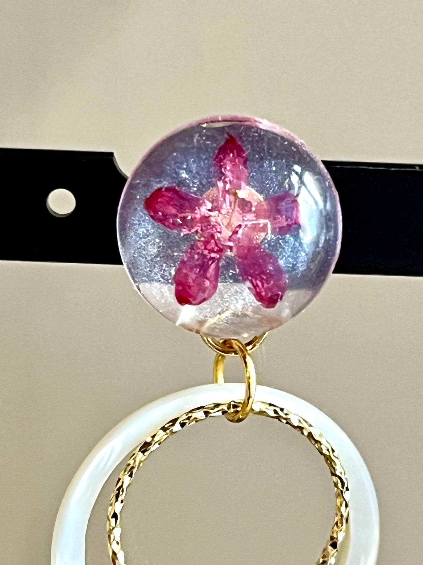 Boucles d’oreilles fleuries résine & anneaux nacrés