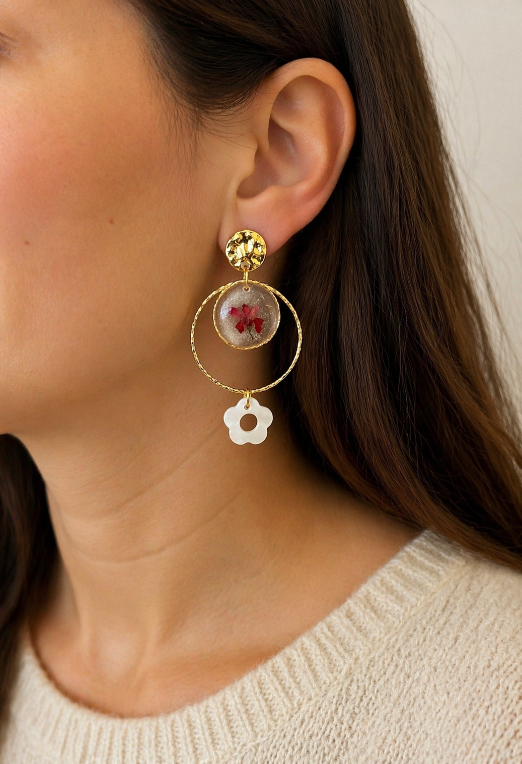 Boucles d’oreilles bohème fleurs séchées – Doré & nacre