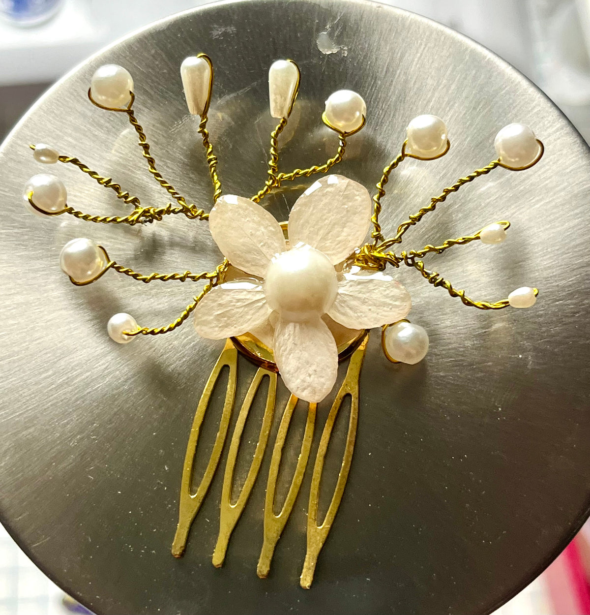 Peigne de mariage Fleur d’Or – Perles nacrées et dorures