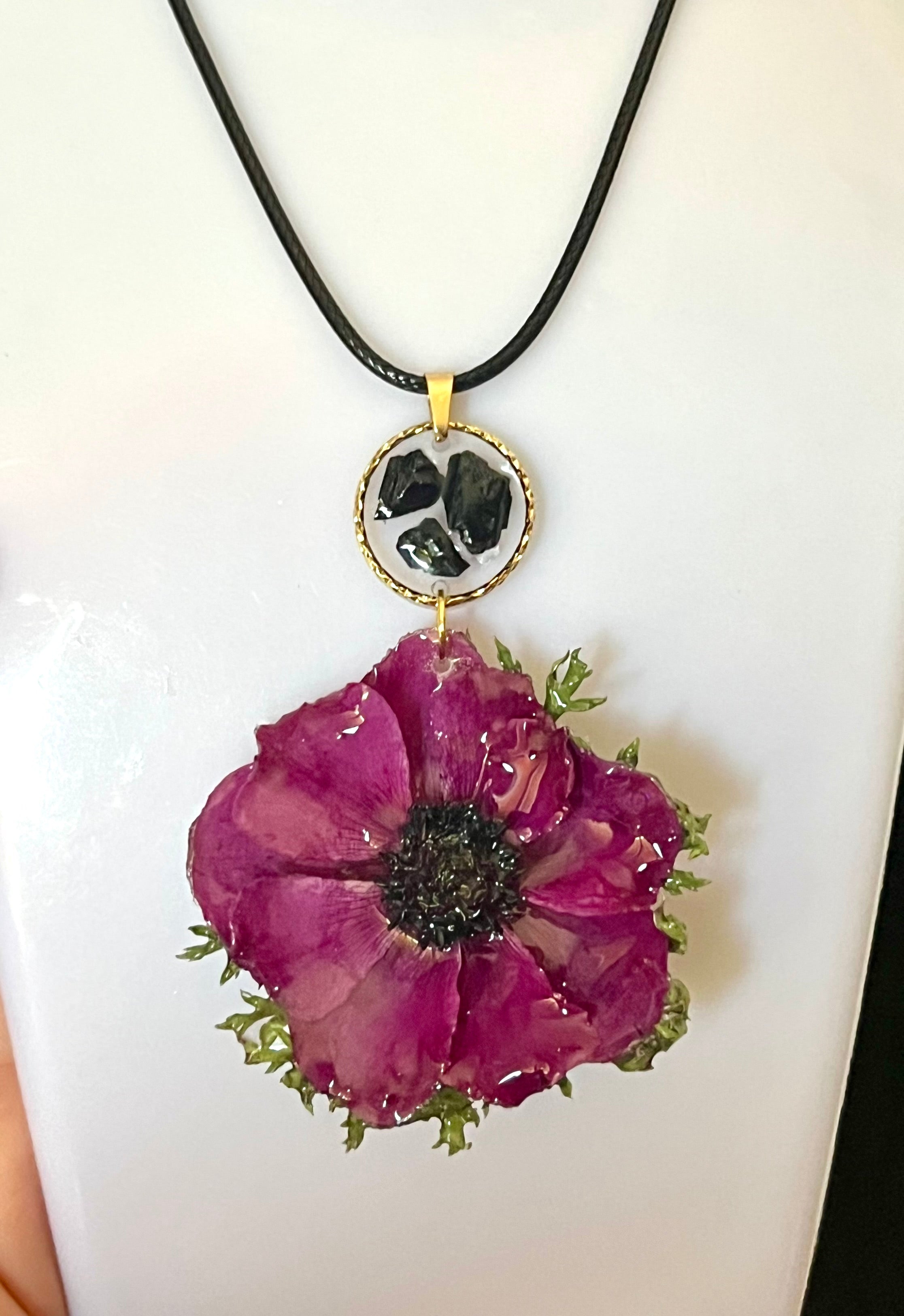 Collier Fleur d’Anémone Violette & Tourmaline Noire – Fleur naturelle résinée