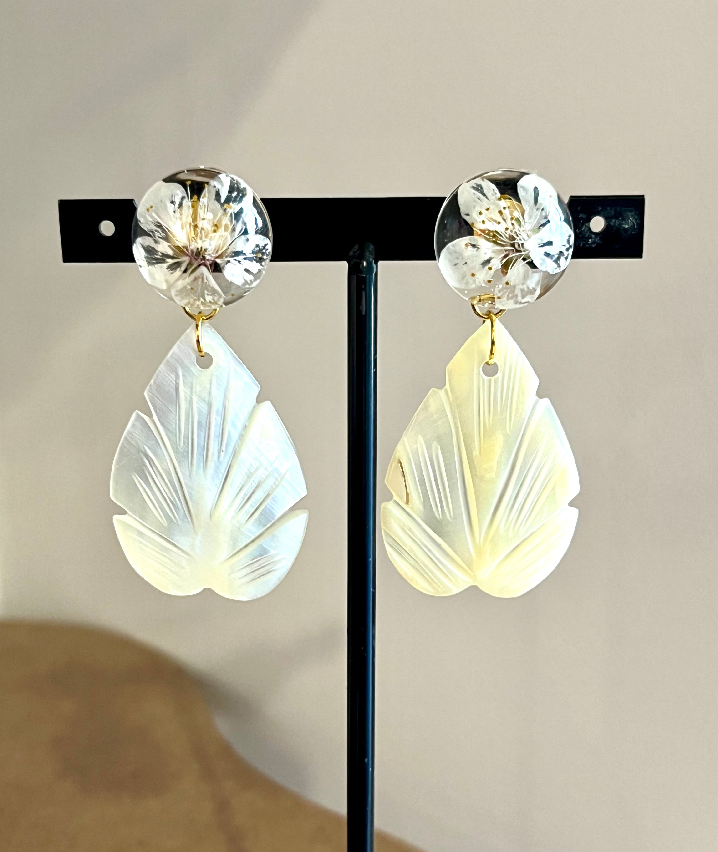 🌸 Flower & Mother-of-Pearl Earrings – Artisanal Elegance